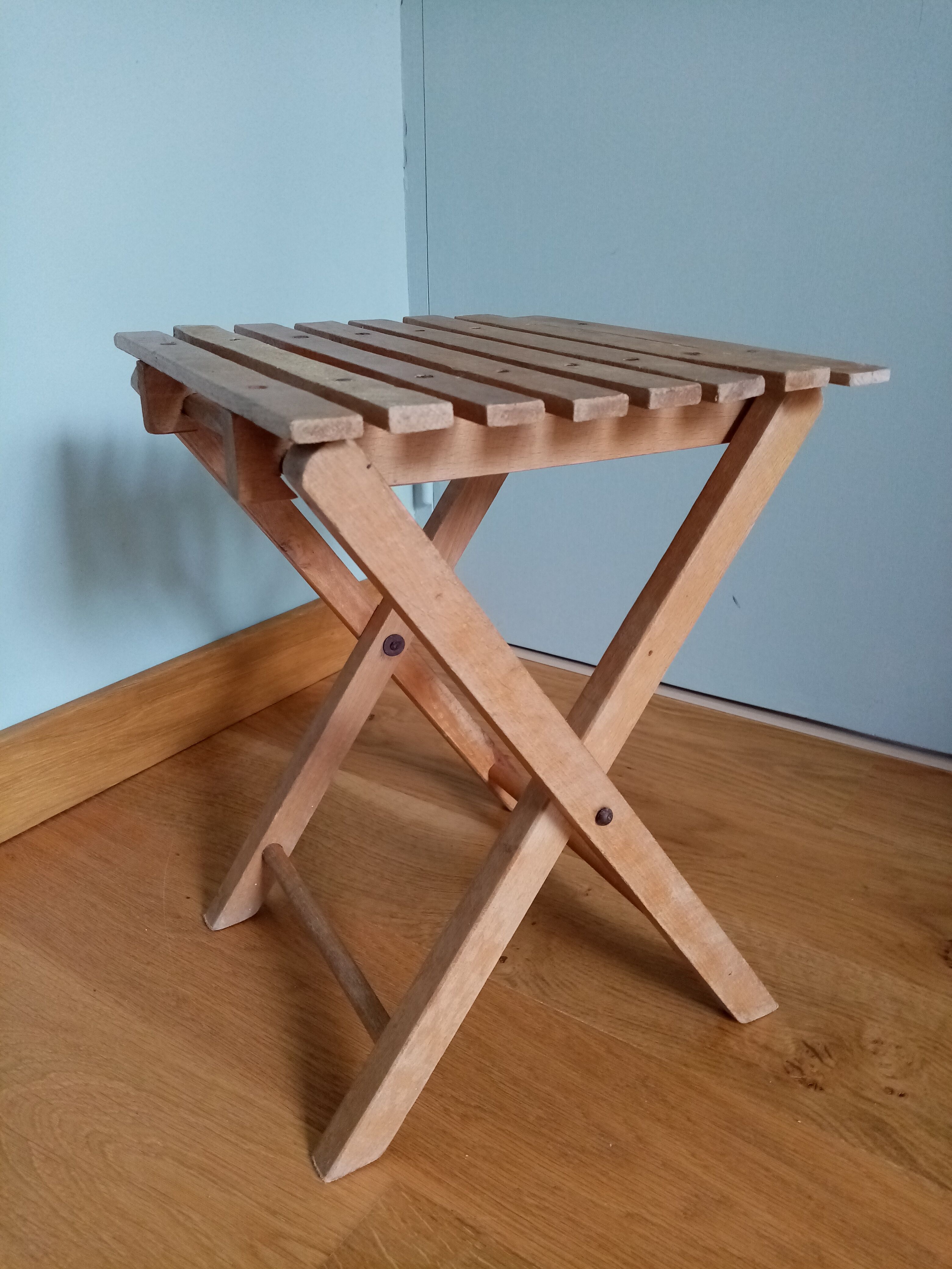 Tabouret pliant porte-plante en bois