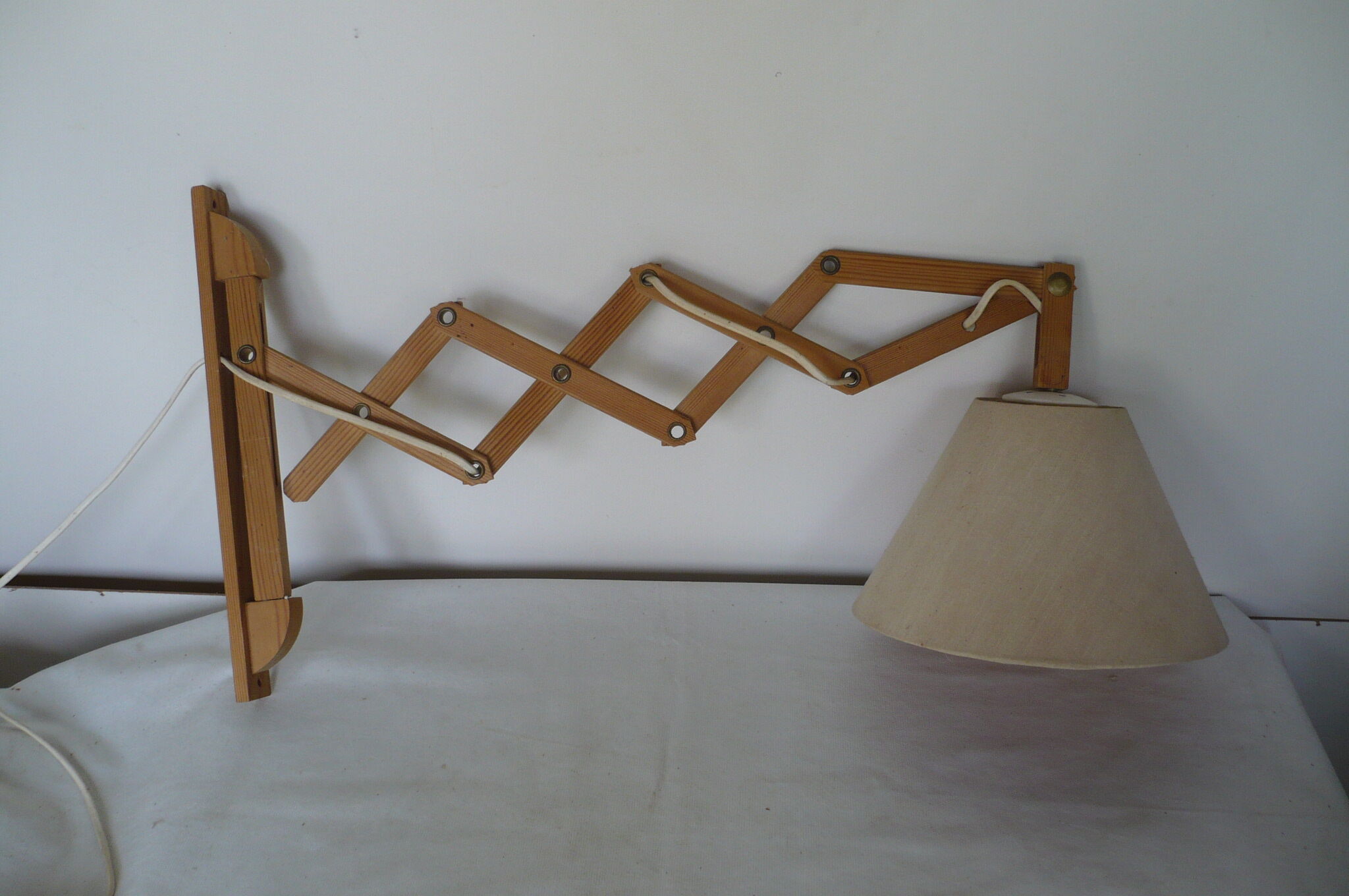 Wall lamp adjustable in length