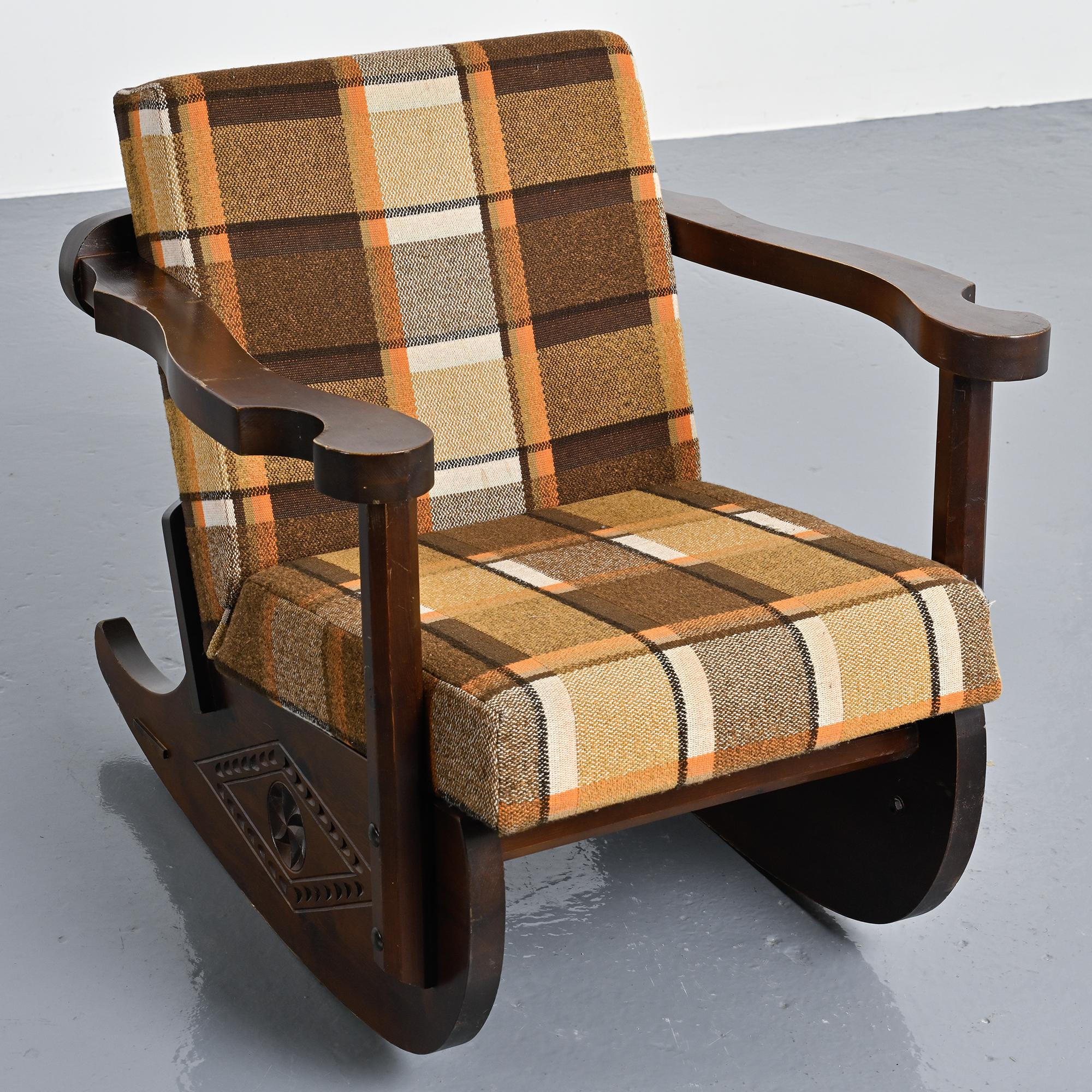 Paire de rocking-chairs en bois sculpté, vers 1970