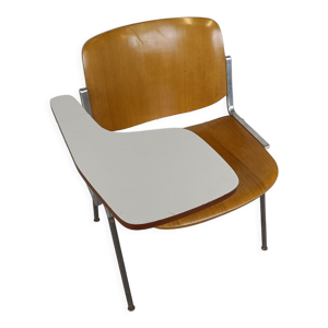 chaise avec table pliante