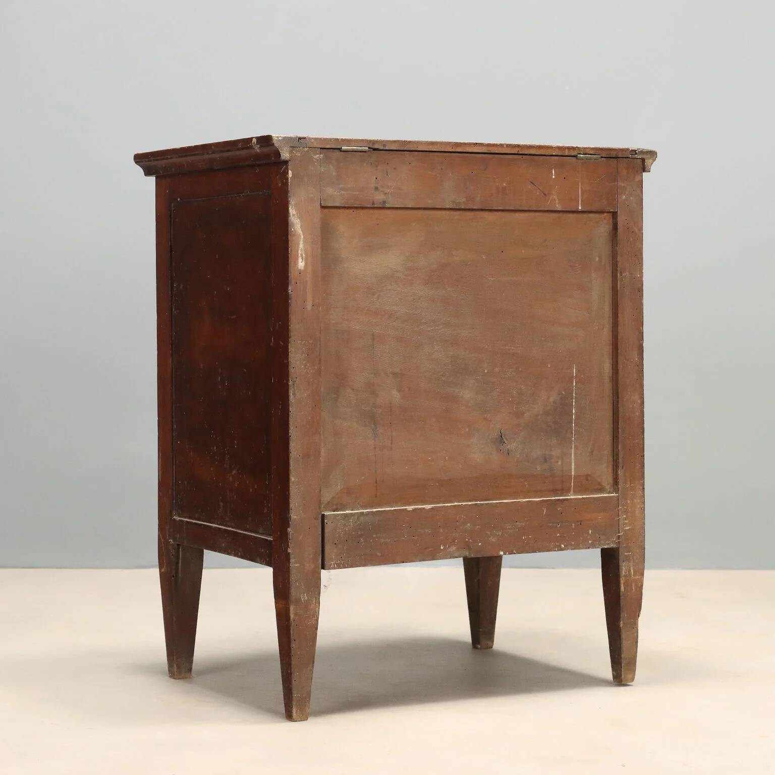 Directoire bedside table in walnut - Italy late 18th century