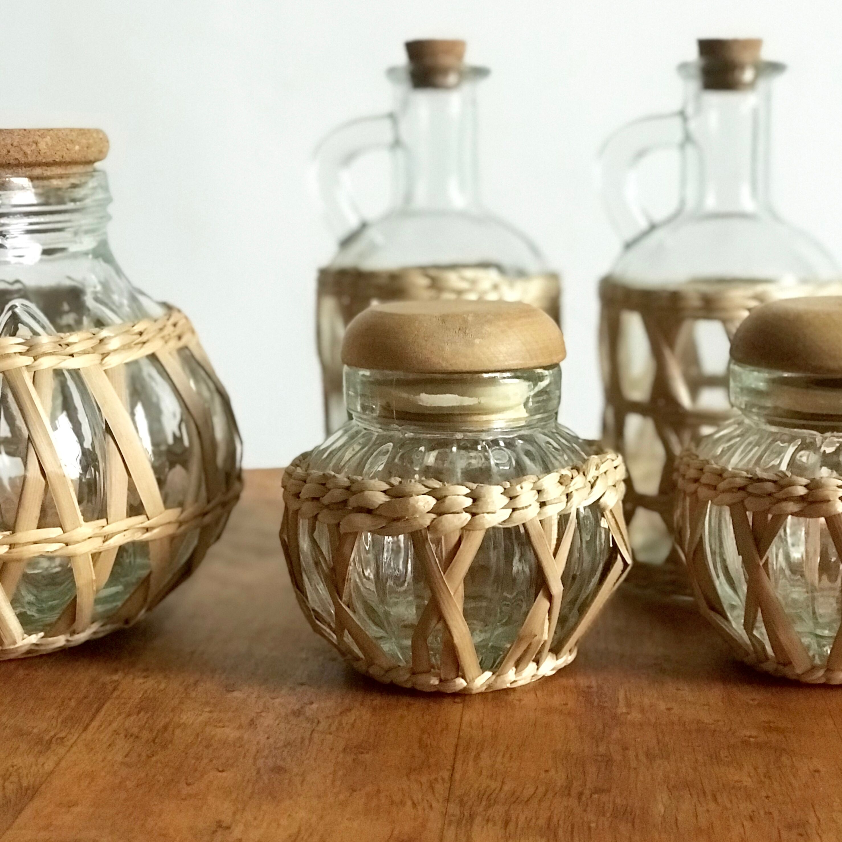 Pots et flacons en verre et rotin