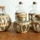Pots et flacons en verre et rotin