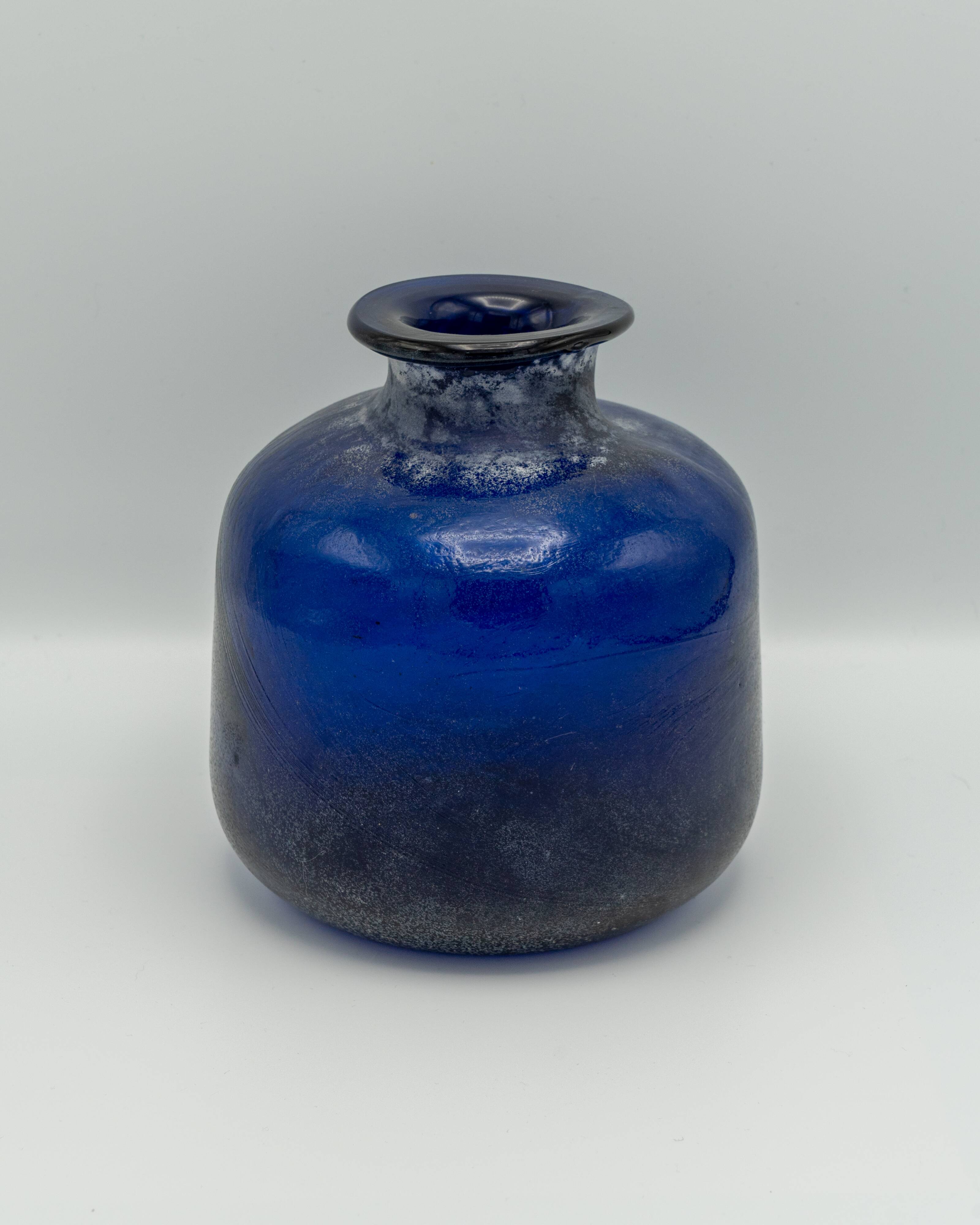 Vase en verre Scavo Murano Seguso bleu cobalt, soufflé à la main, années 1980, finition brutaliste.