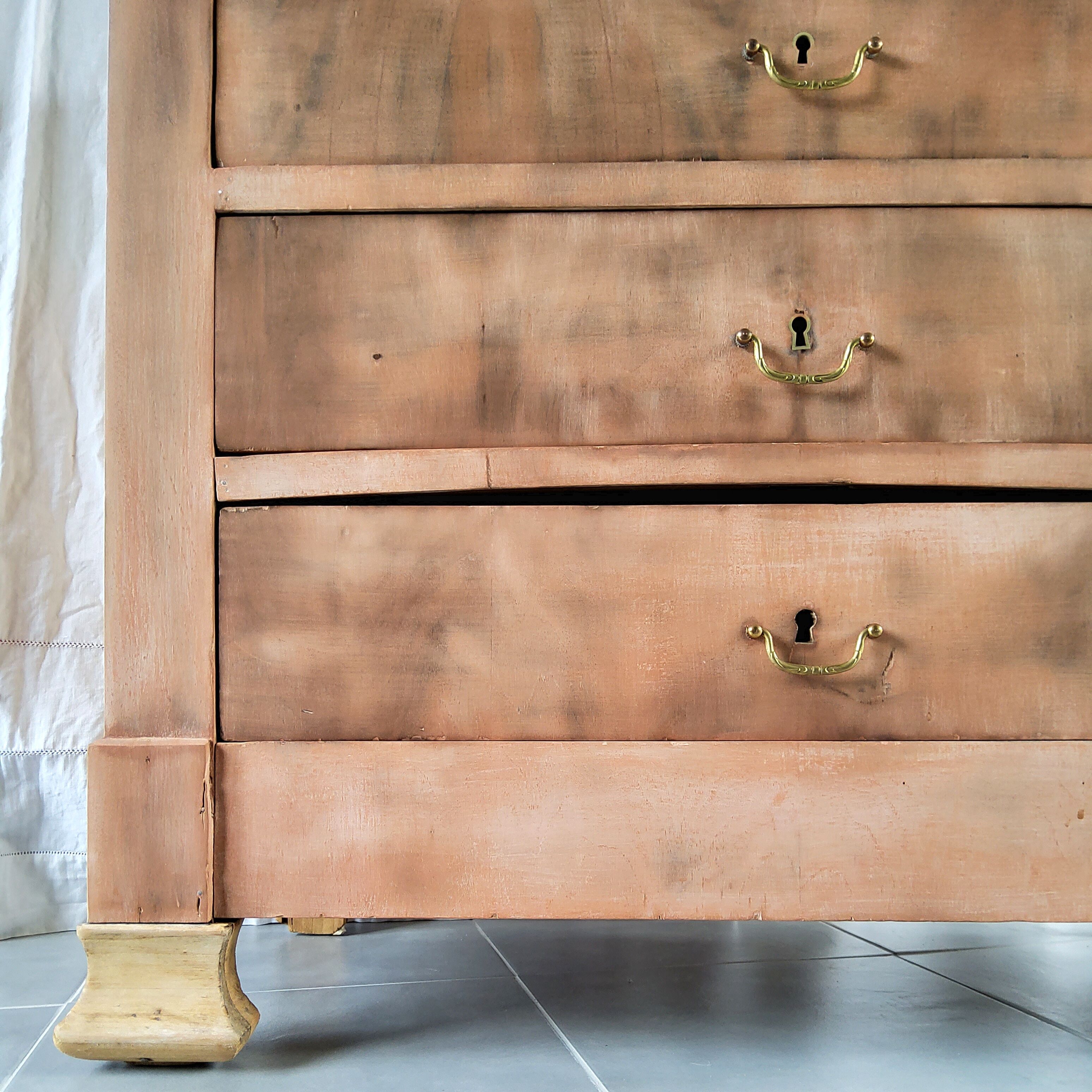 Commode patinée