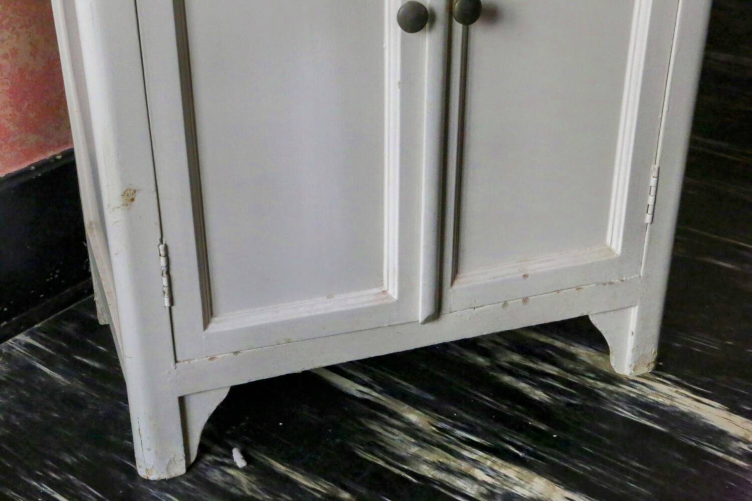 Pretty little white wooden piece of furniture