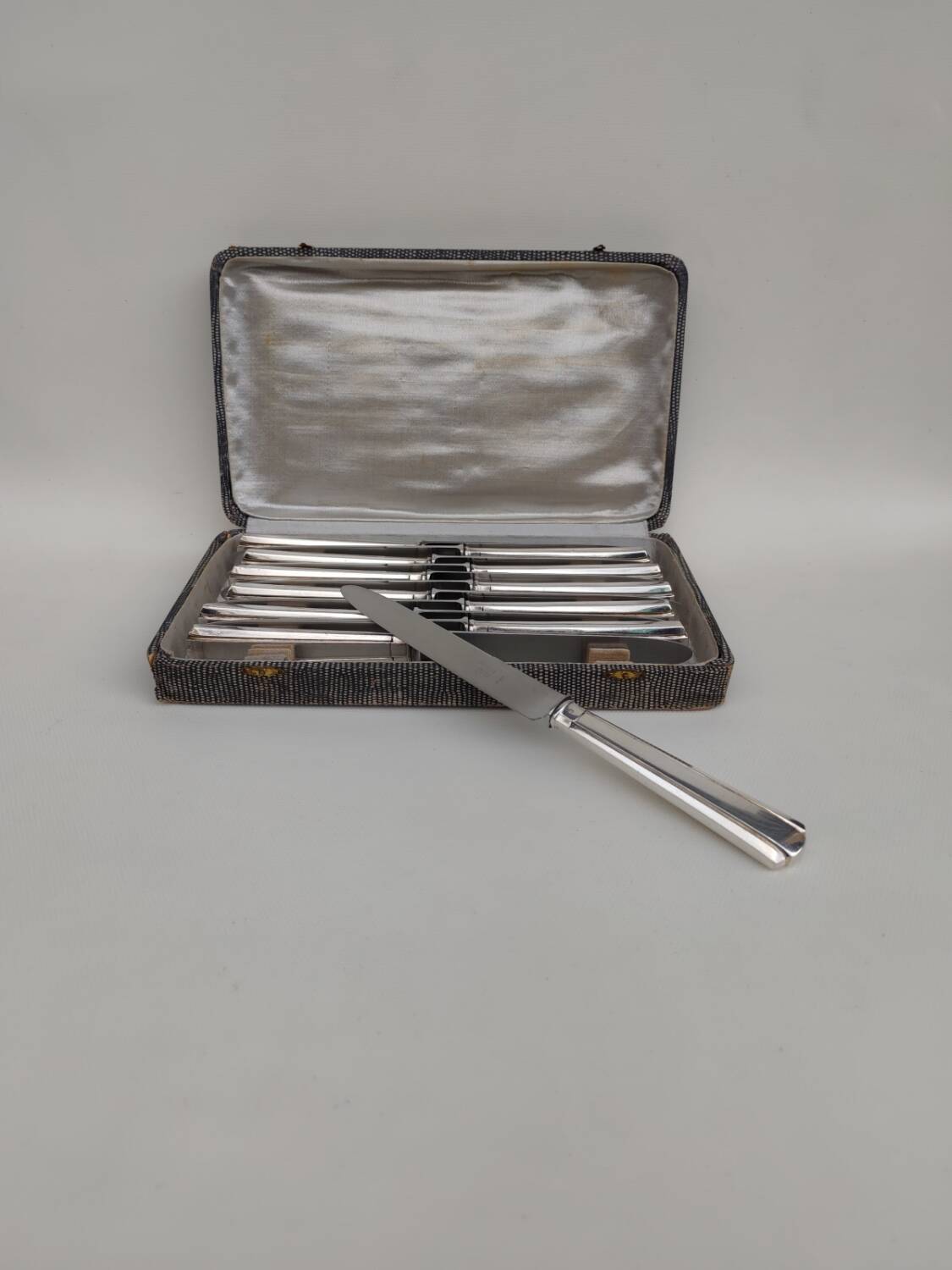 Box of 12 table knives in silver metal, art deco period.