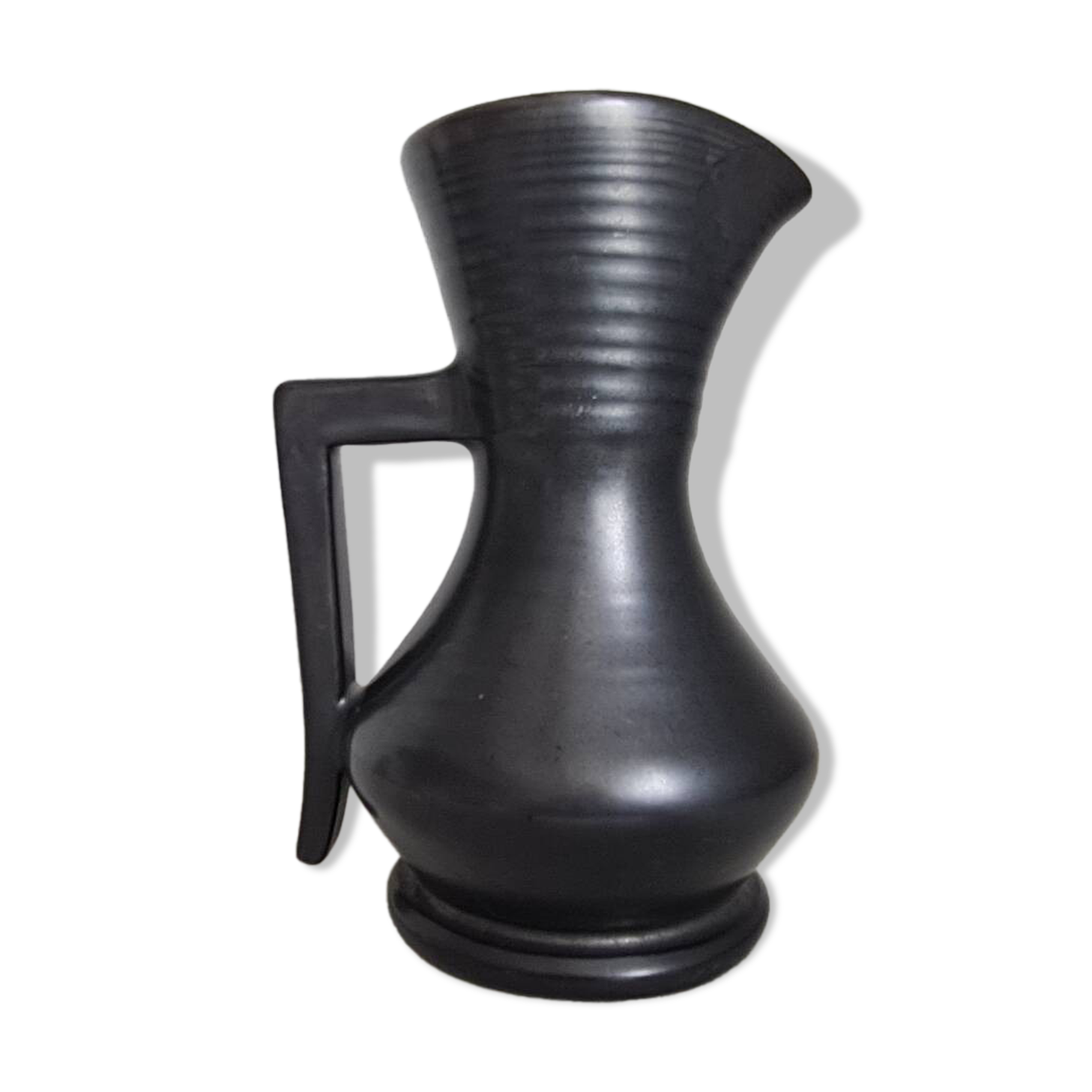 Modernist pitcher in black ceramic / handcrafted / vintage / France / 60s / mid-century / 20th century / kergonan