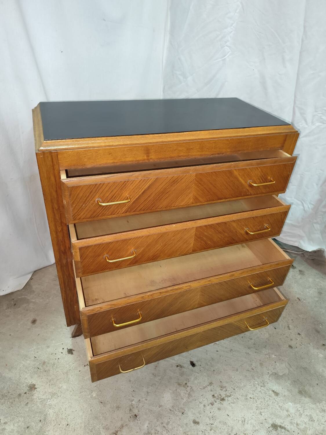 Pretty chest of drawers with 4 compass-legged oak veneer drawers
