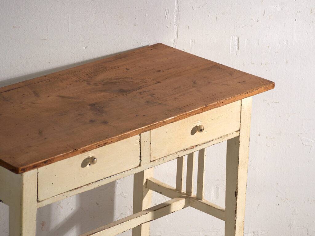 Table ancienne à deux tiroirs en pin – Europe centrale, vers 1910