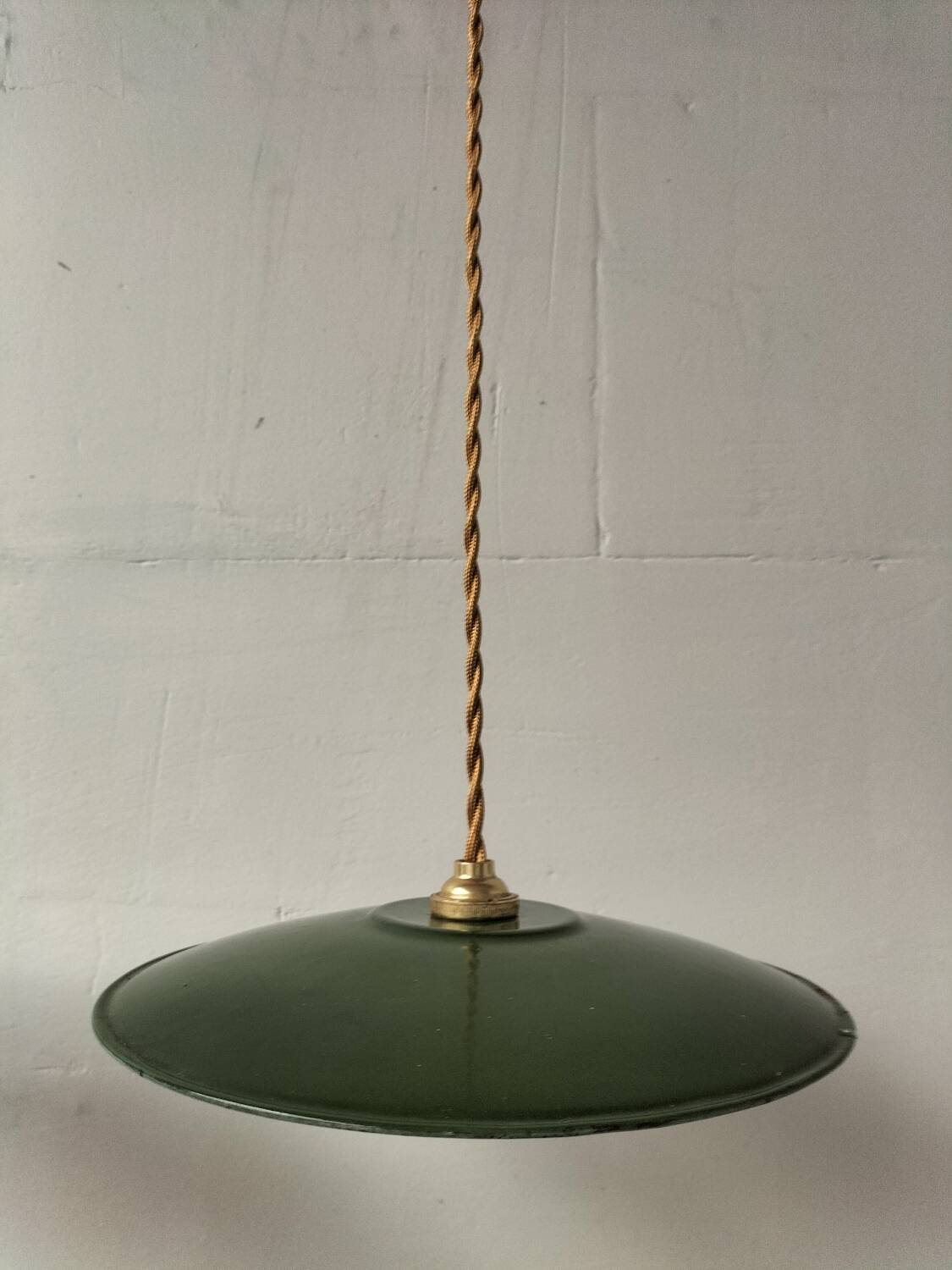 3 enamelled sheet metal suspensions