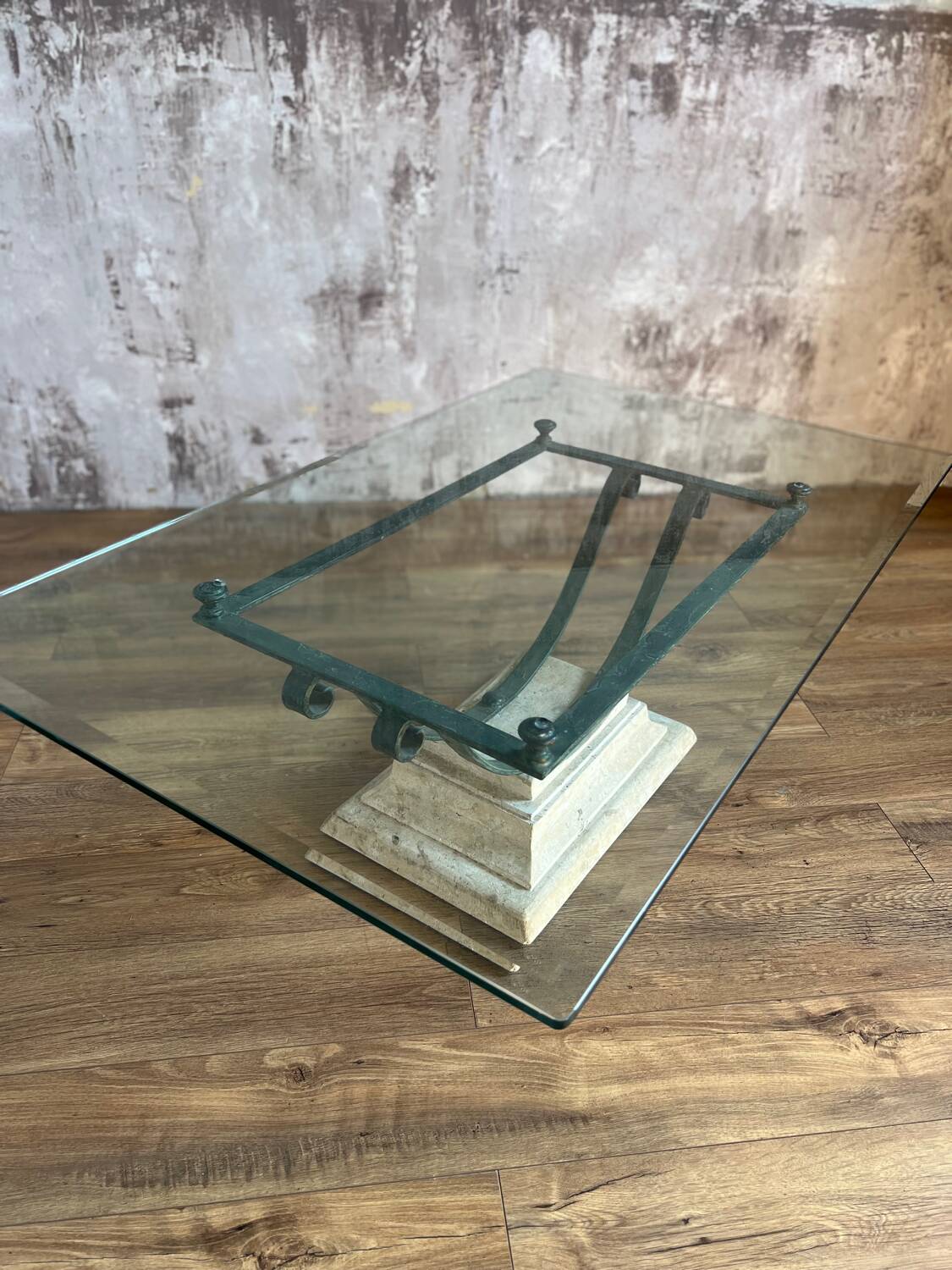 Table basse en verre et métal patine antique