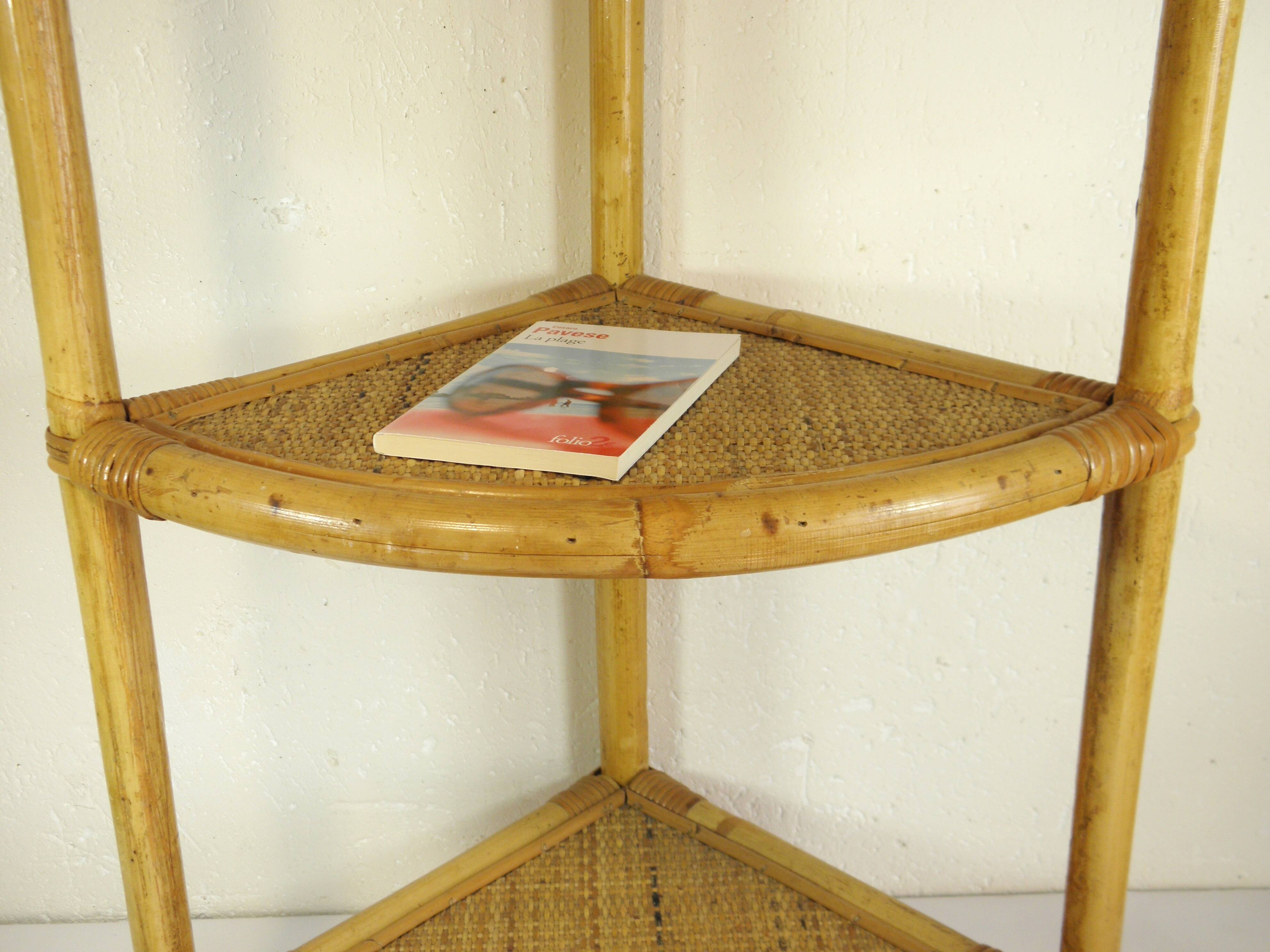 Corner shelf in rattan