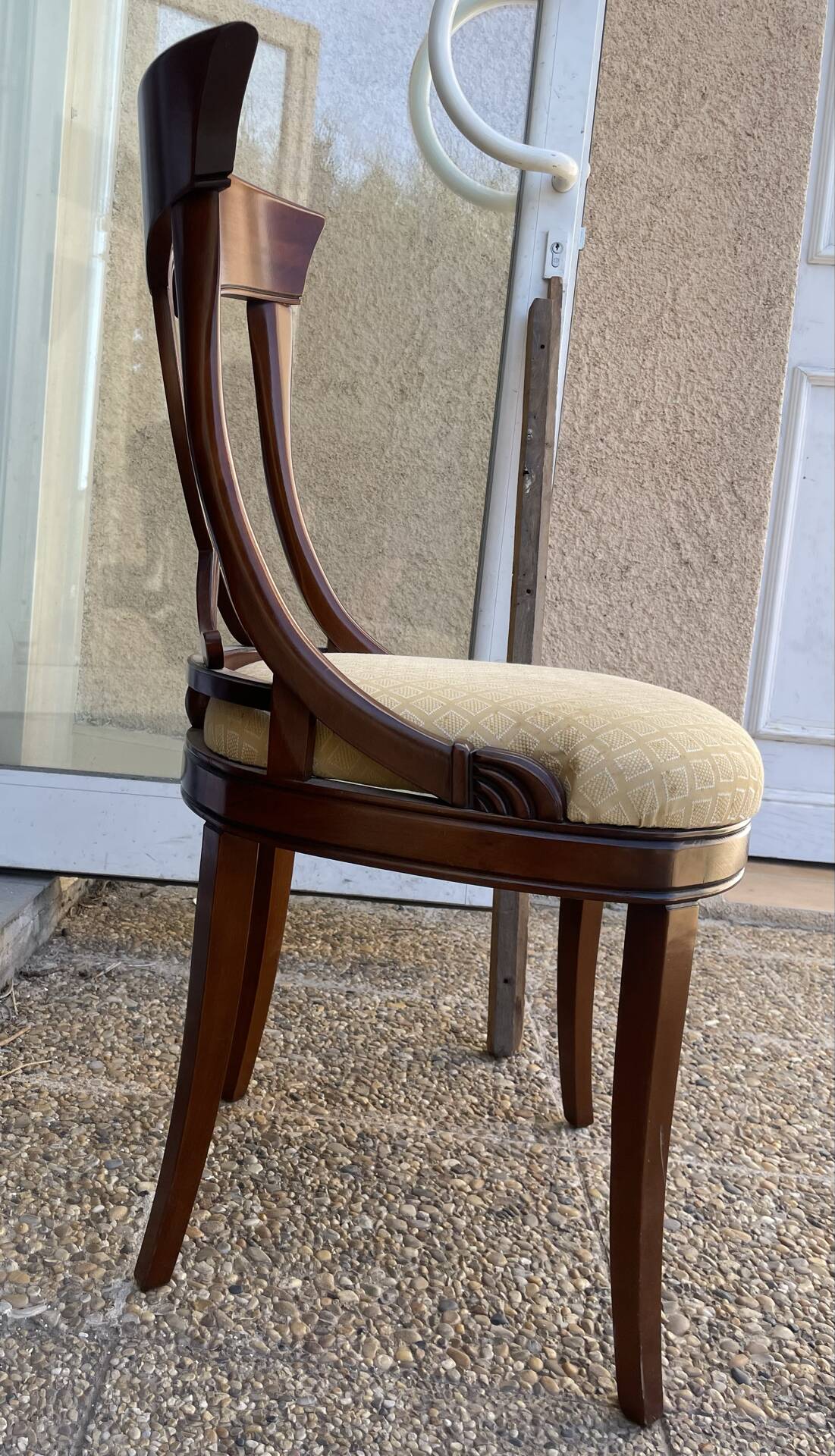 Une chaise ancienne en bois