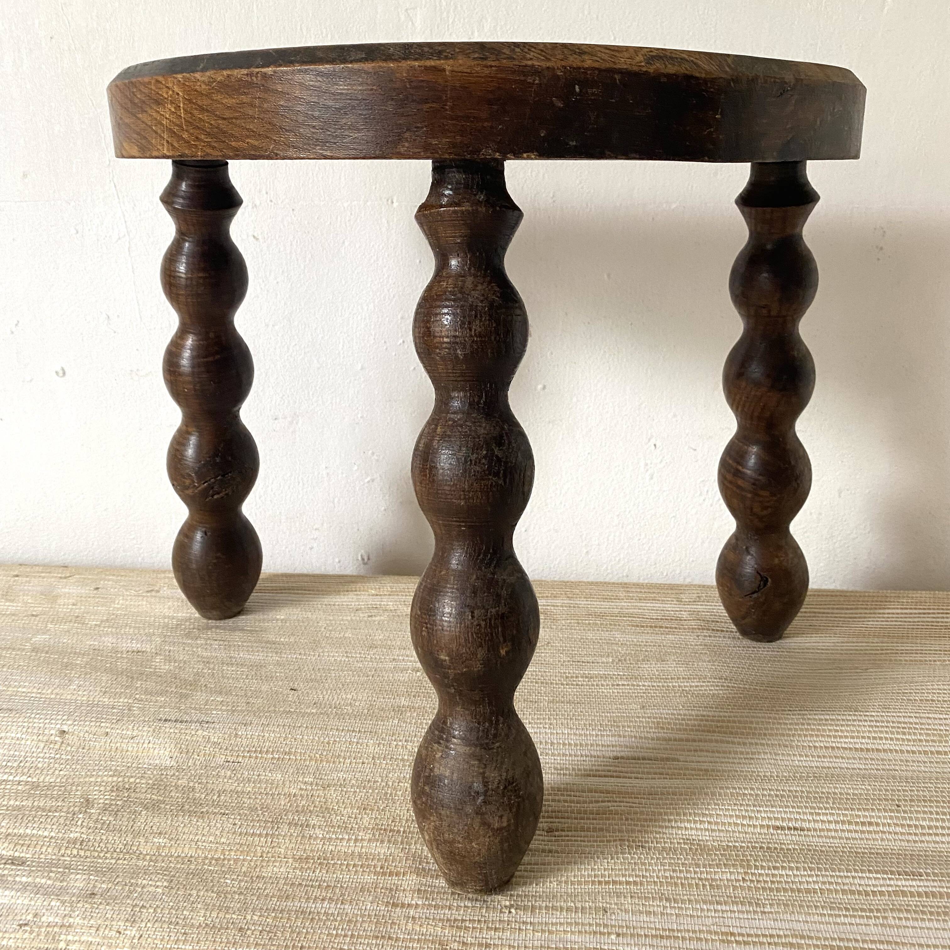 Tabouret tripode en bois sculpté, assise demi lune