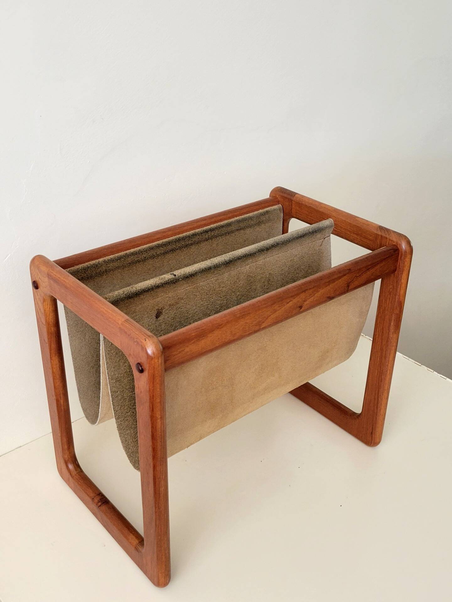Vildbjerg magazine rack, Danish Mid Century Modern magazine rack in teak and suede
