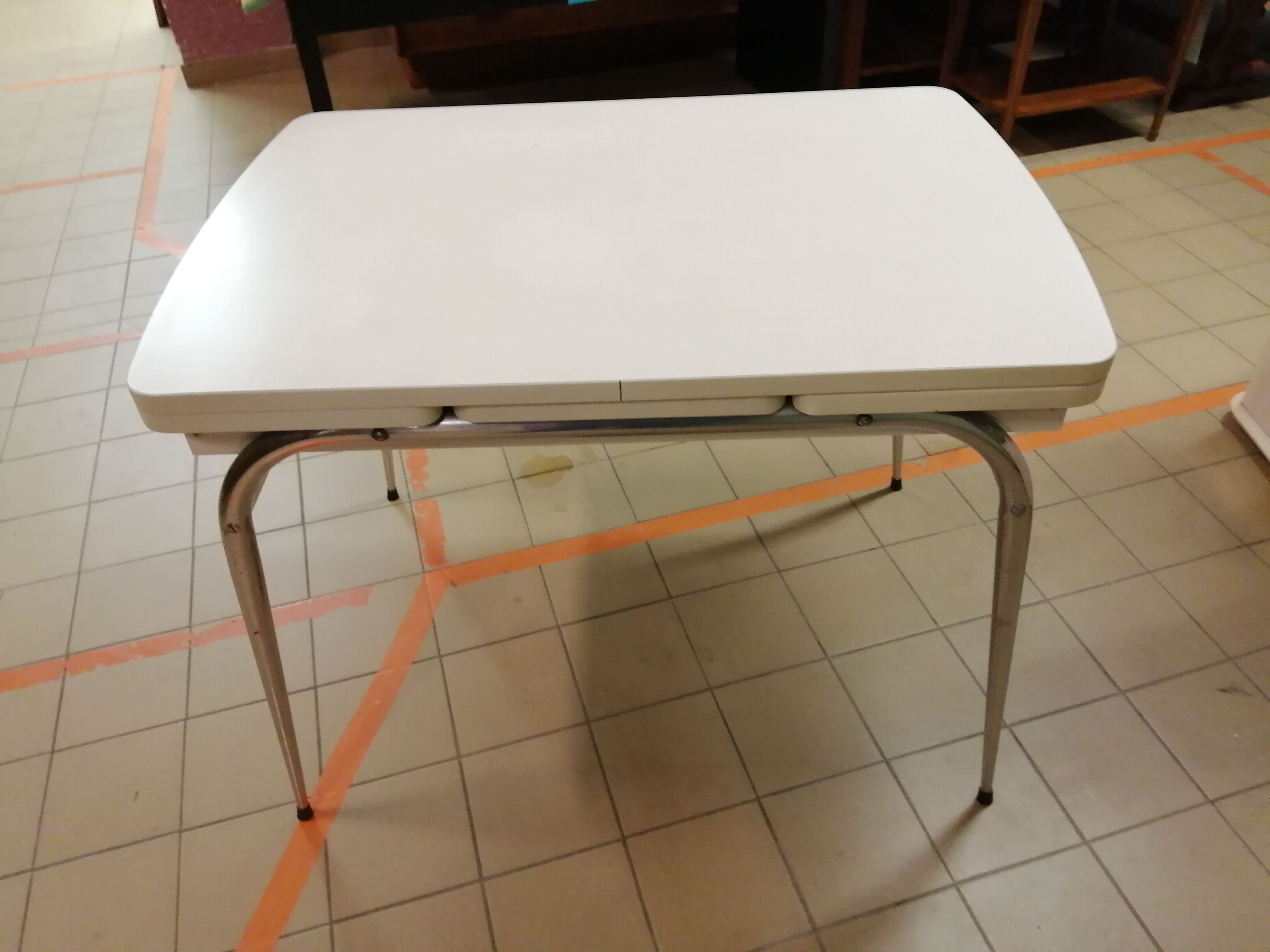 Vanilla formica table - Vintage