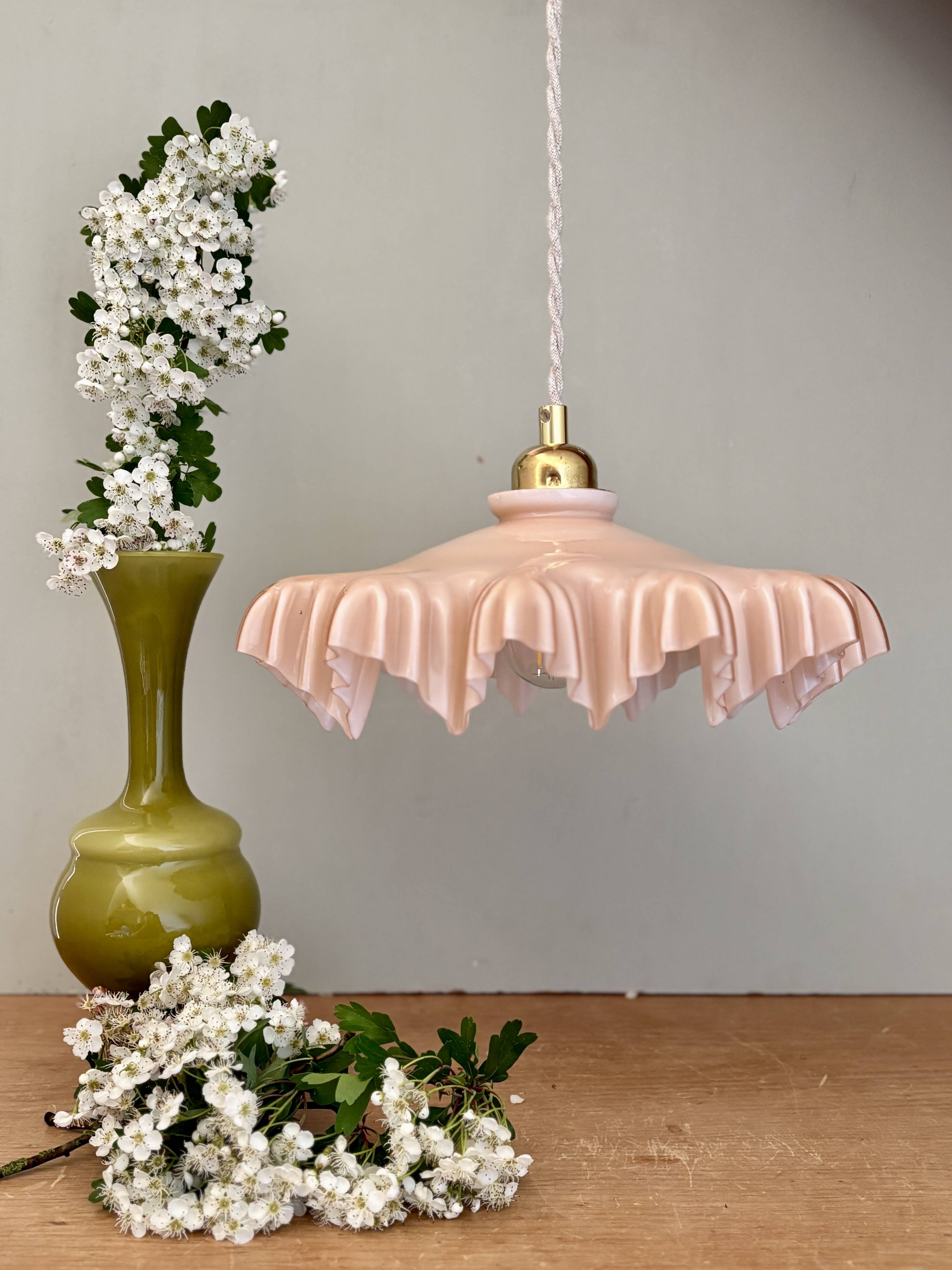 Suspension abat-jour vintage en opaline rose