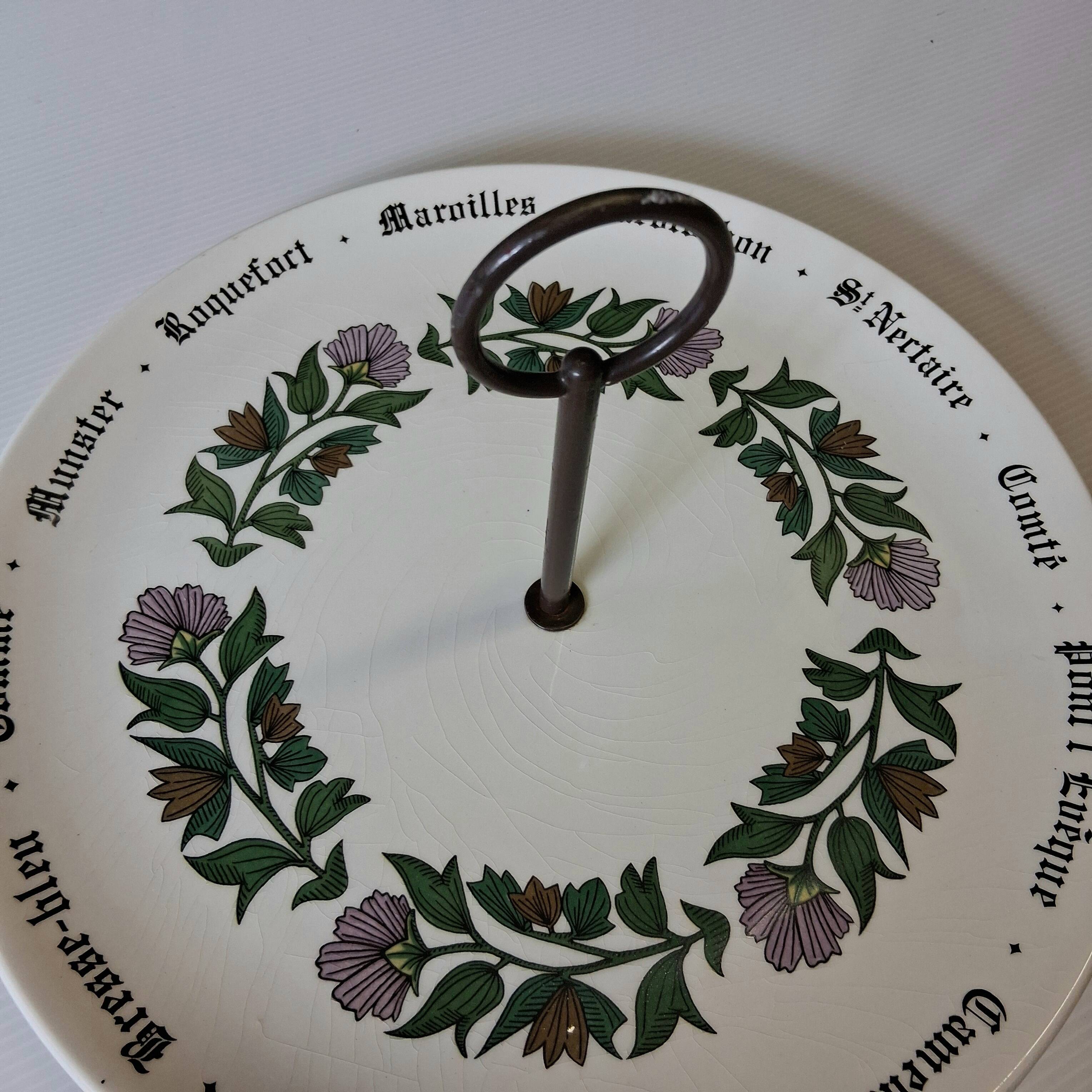 Ceramic cheese platter from Gien in good condition.