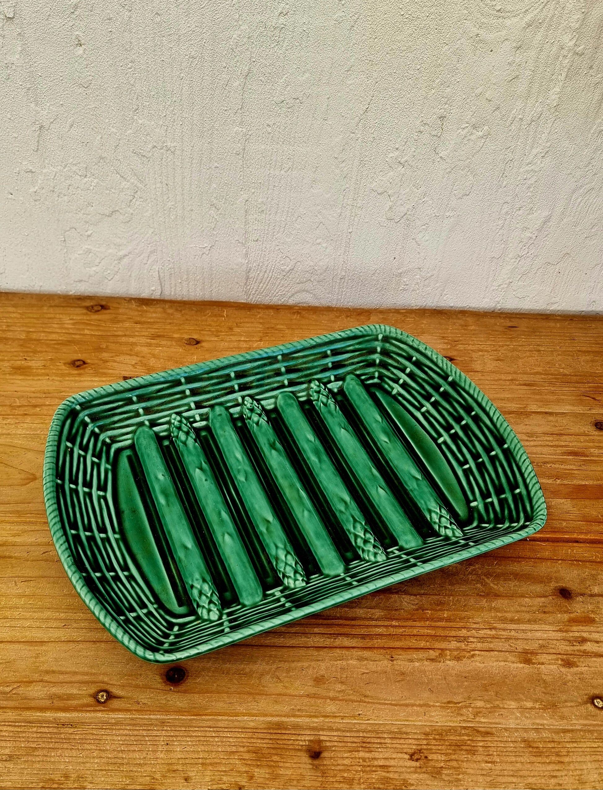 Plat à asperges vintage en barbotine verte décor en relief