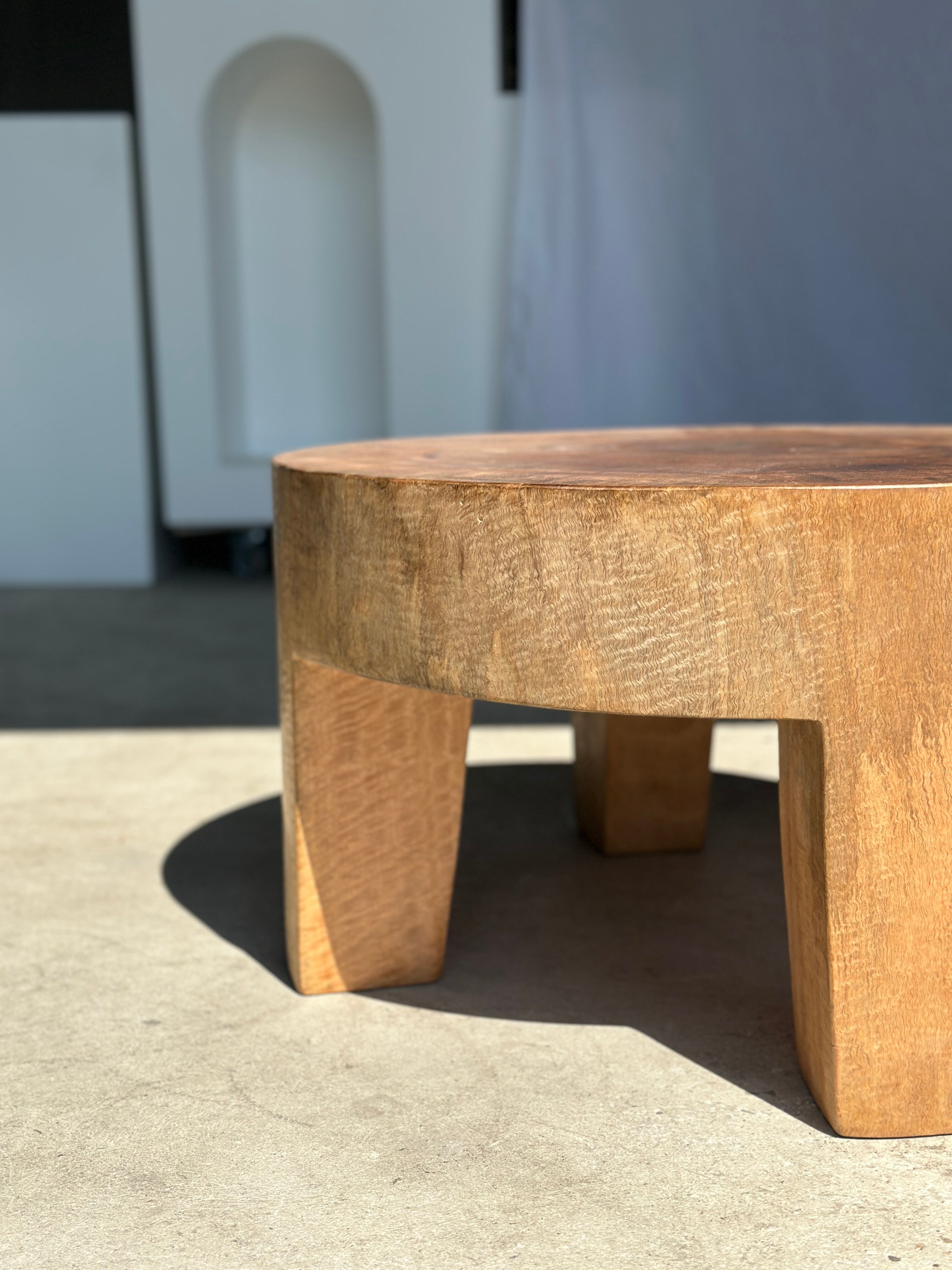 Quadripod coffee table in solid wood monoxyl natural color (dark)