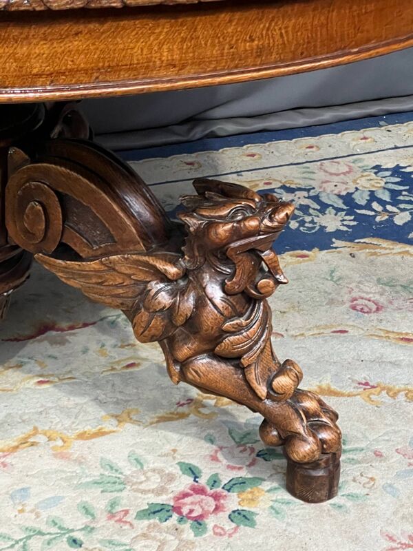 Grande table à manger extensible de style chasse avec quatre figures de renard sur le pied.