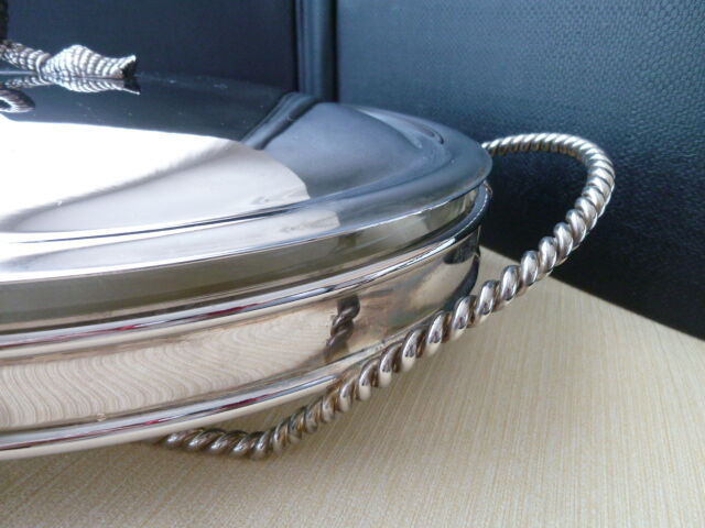 Oval-shaped covered gratin dish in Silver Metal