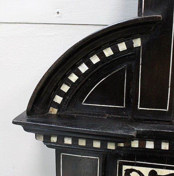 Vitrine d’apparat en poirier noirci, époque Napoléon III – 1850