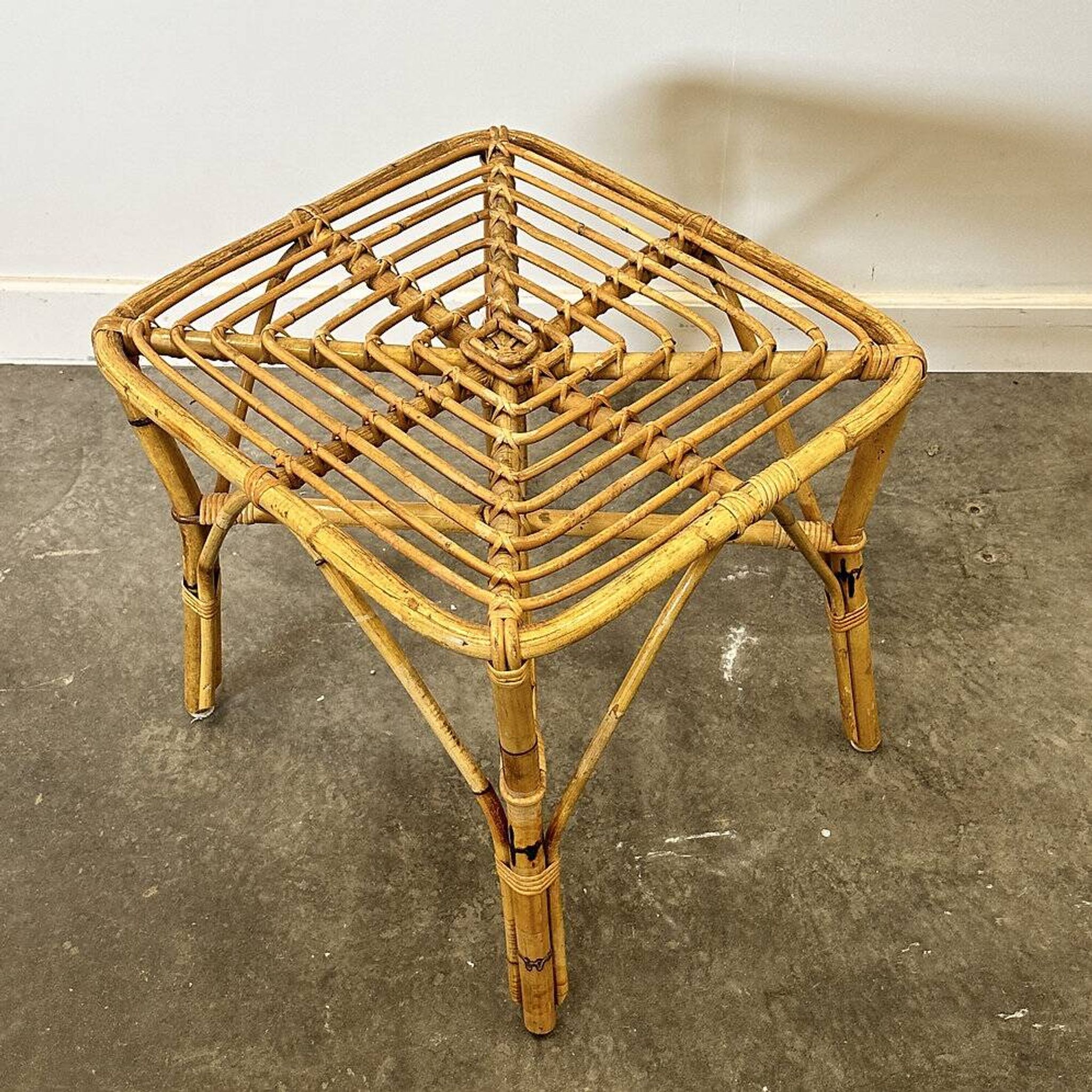 Table basse carrée vintage en bambou italien, années 1960.