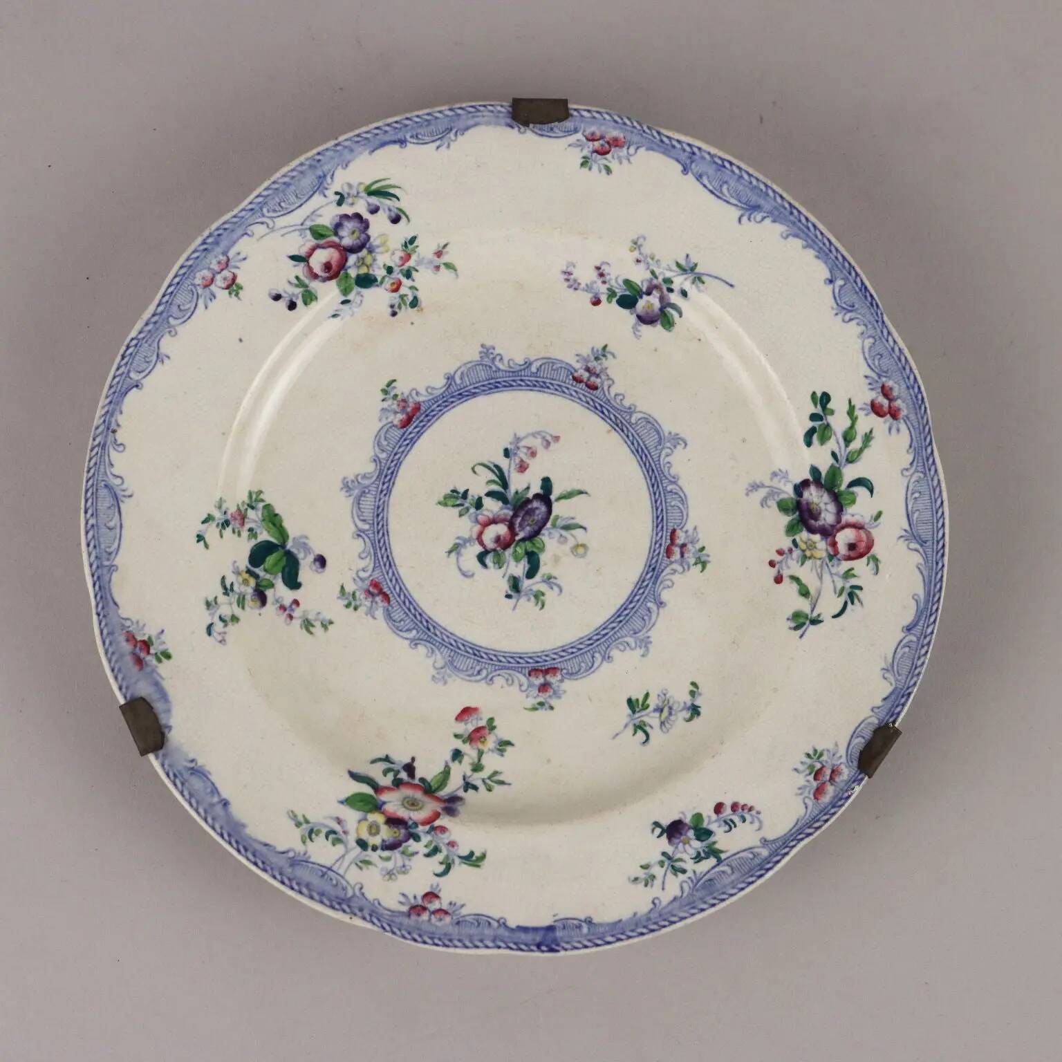 Antique earthenware plates with floral decoration from the 19th century.