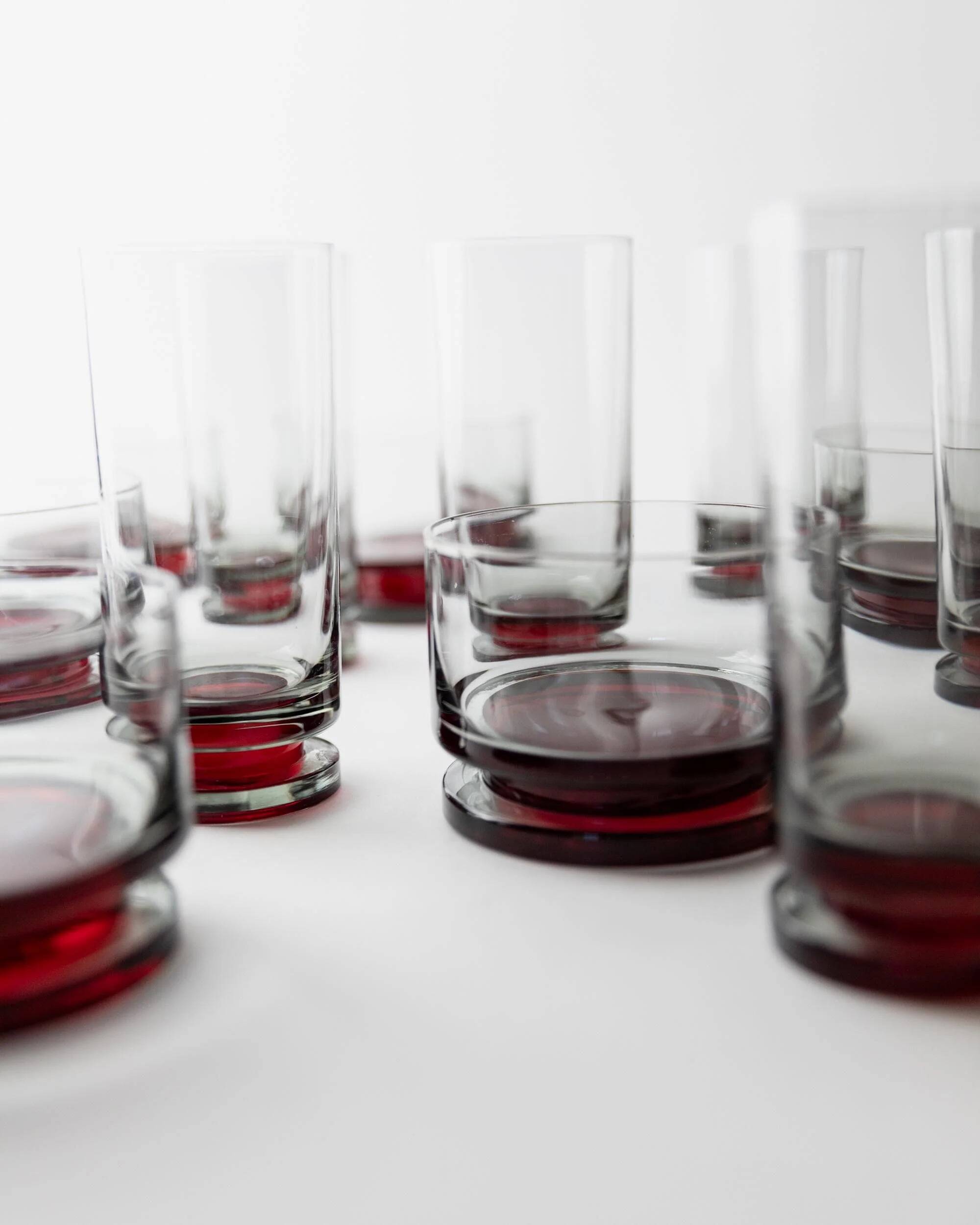 Ensemble vintage de 8 verres à boire des années 1970, verre gris avec pied rouge, larges coupes pour champagne, vin ou desserts, décoration de table rétro, idée cadeau