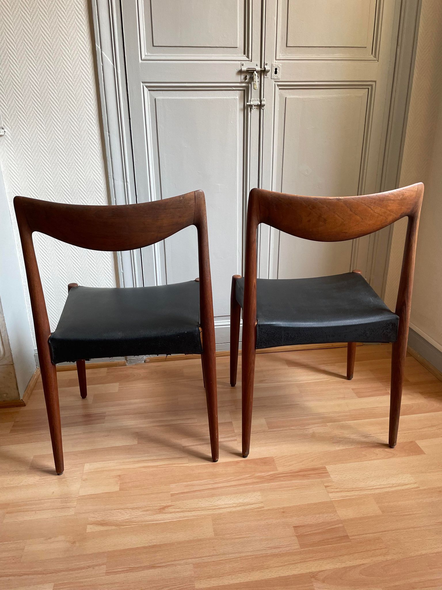 Paire de chaises scandinaves simili cuir noir
