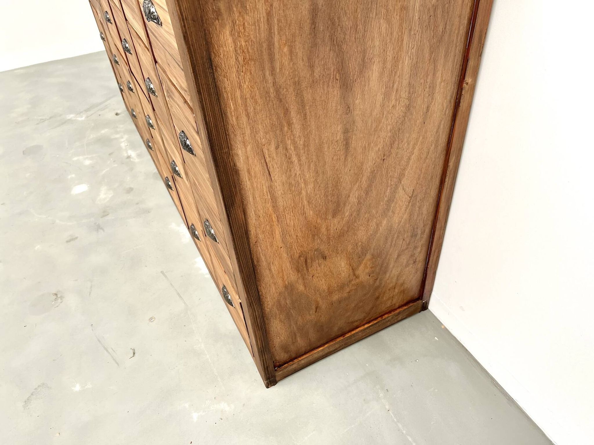 Craftsman's cabinet with 24 drawers in solid pine, 1950s.