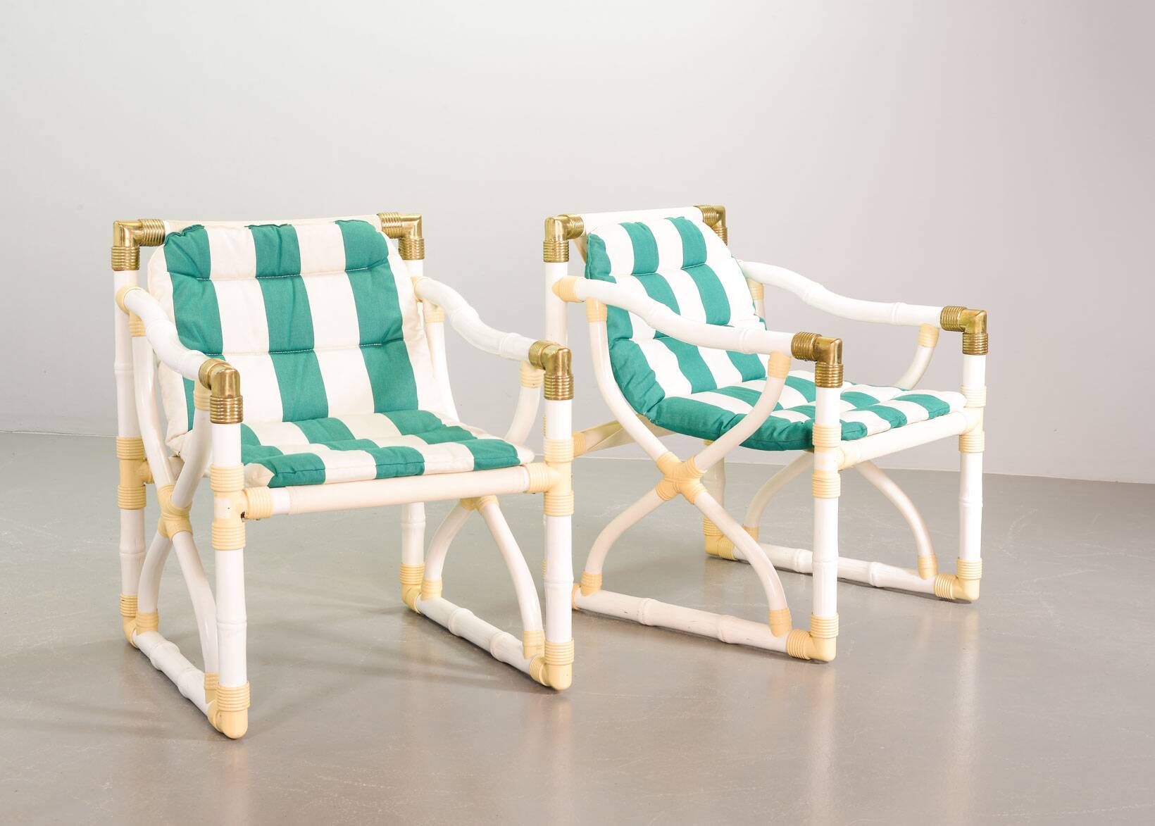 Chaises longues Kettal Garden en imitation bambou avec revêtement à rayures vertes et blanches