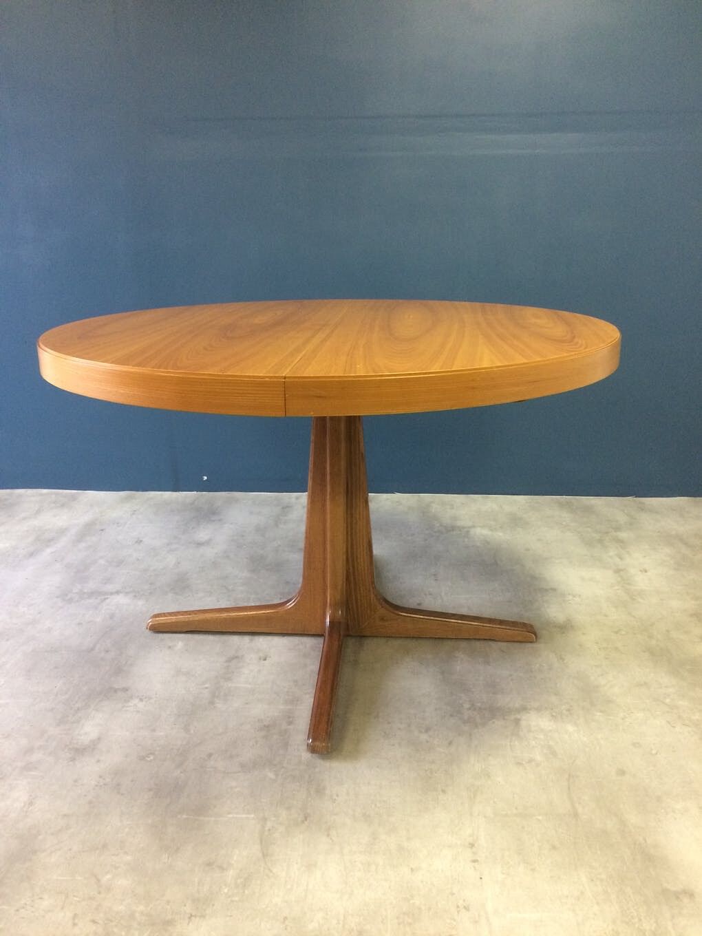 Baumann extendable round table