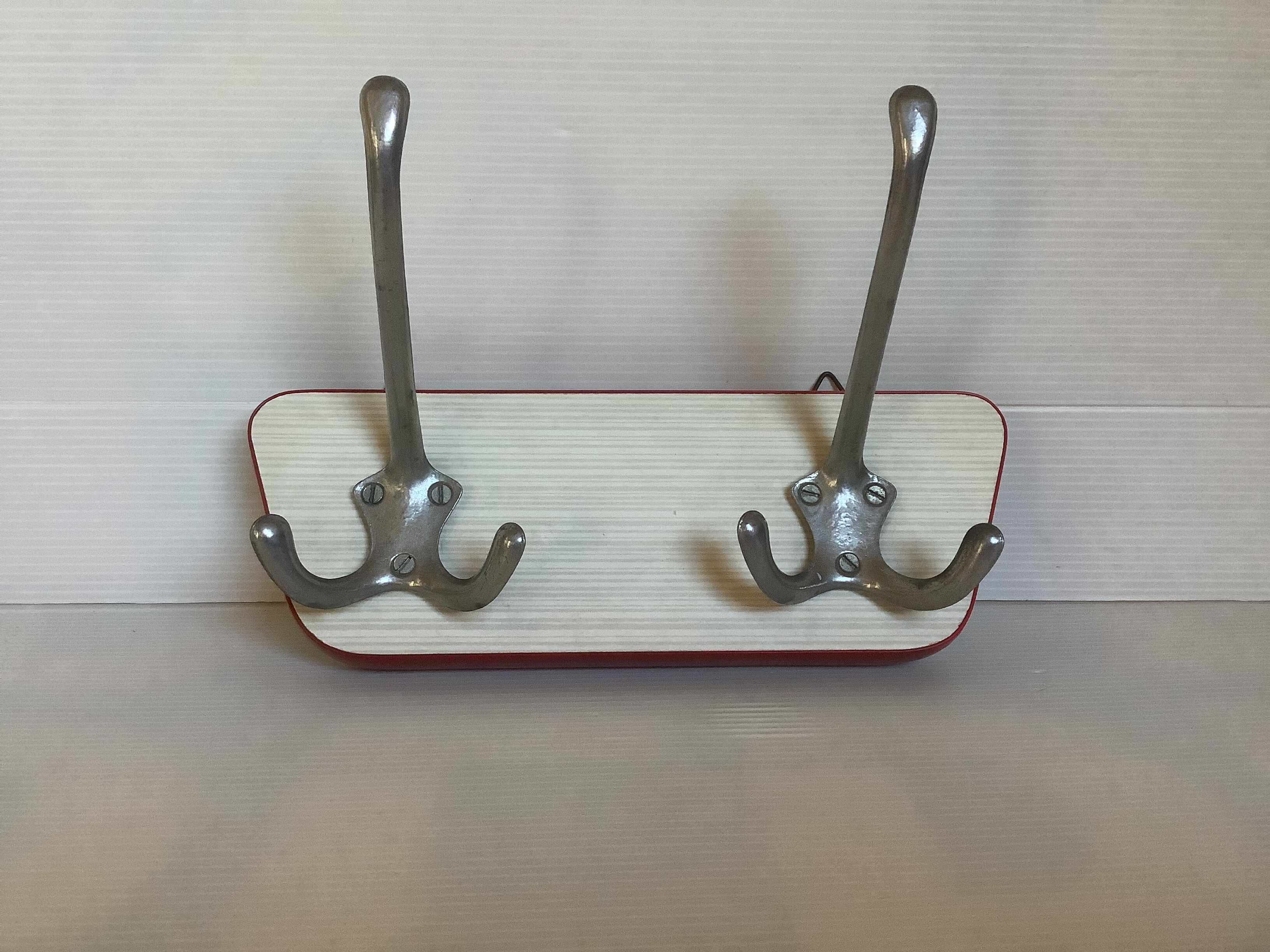 Asymmetrical coat rack Formica aluminium
