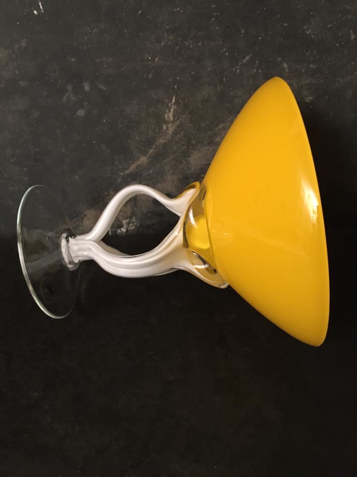Coupe jaune de Jozefina Krosno en verre sur pied blanc torsadé