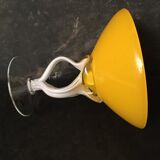 Coupe jaune de Jozefina Krosno en verre sur pied blanc torsadé