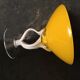 Coupe jaune de Jozefina Krosno en verre sur pied blanc torsadé