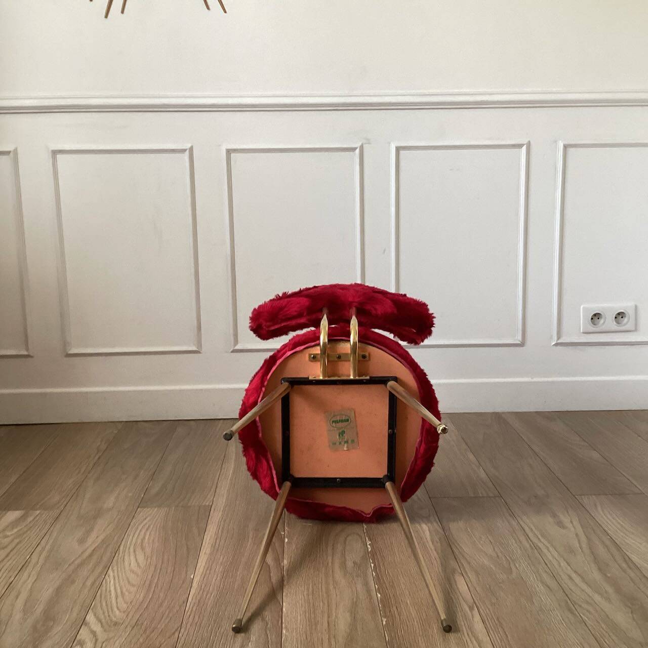 Chaise fourrure rouge