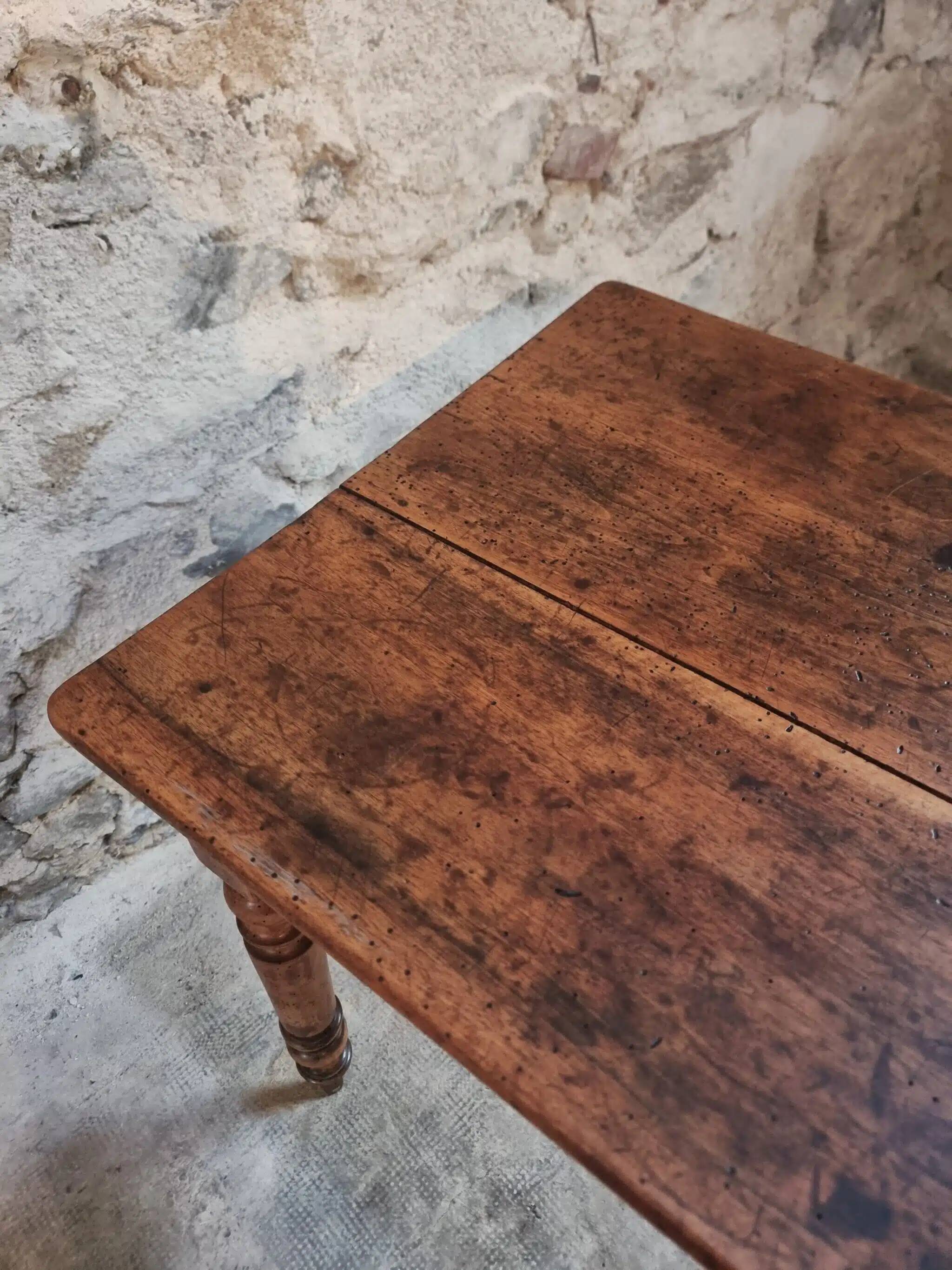 Table française ancienne en noyer – Table de cuisine ou bureau du XIXe siècle avec tiroir (100 × 64 × 74 cm)