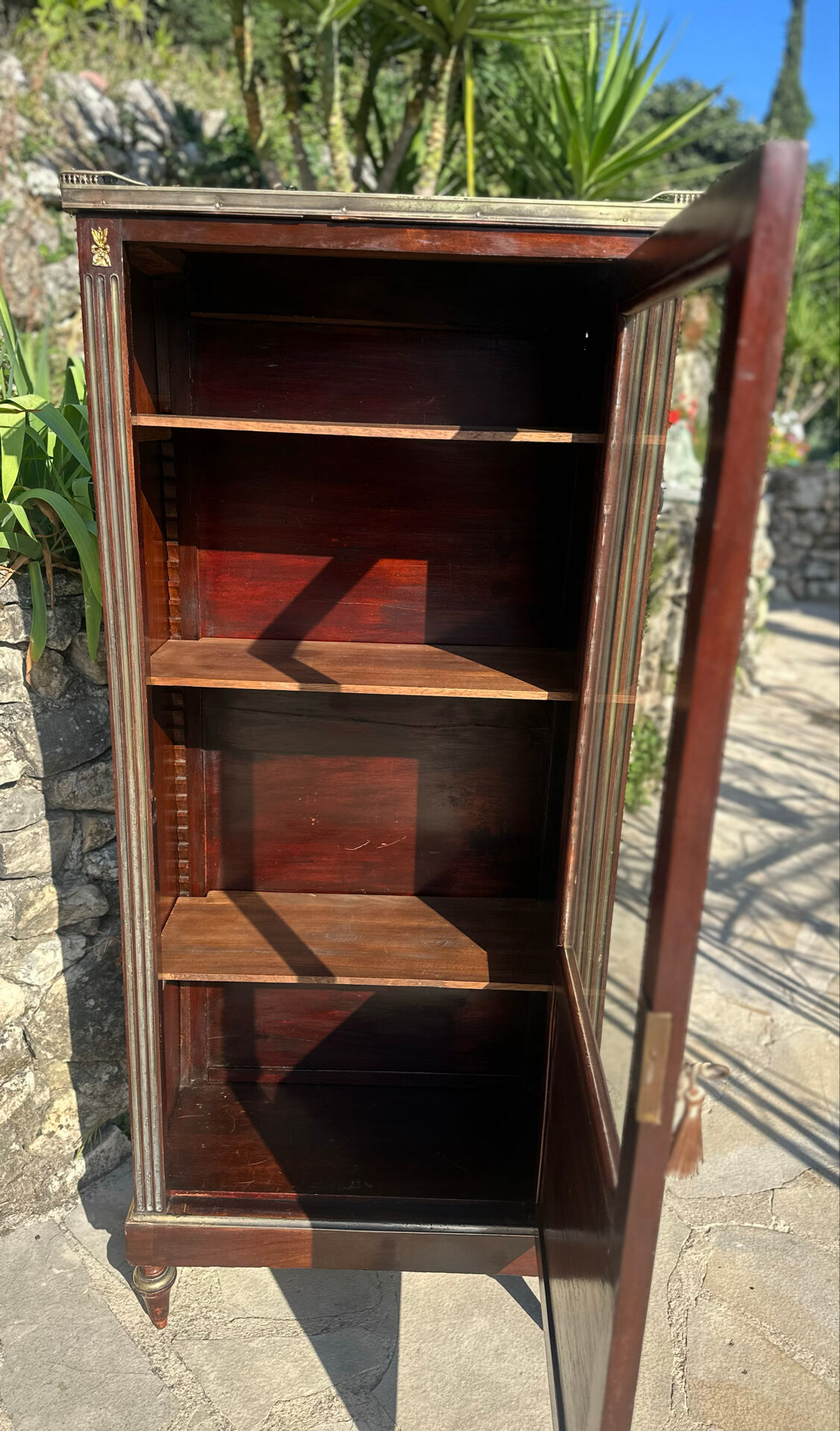 Small mahogany display cabinet in the Louis XVI style, 19th century.