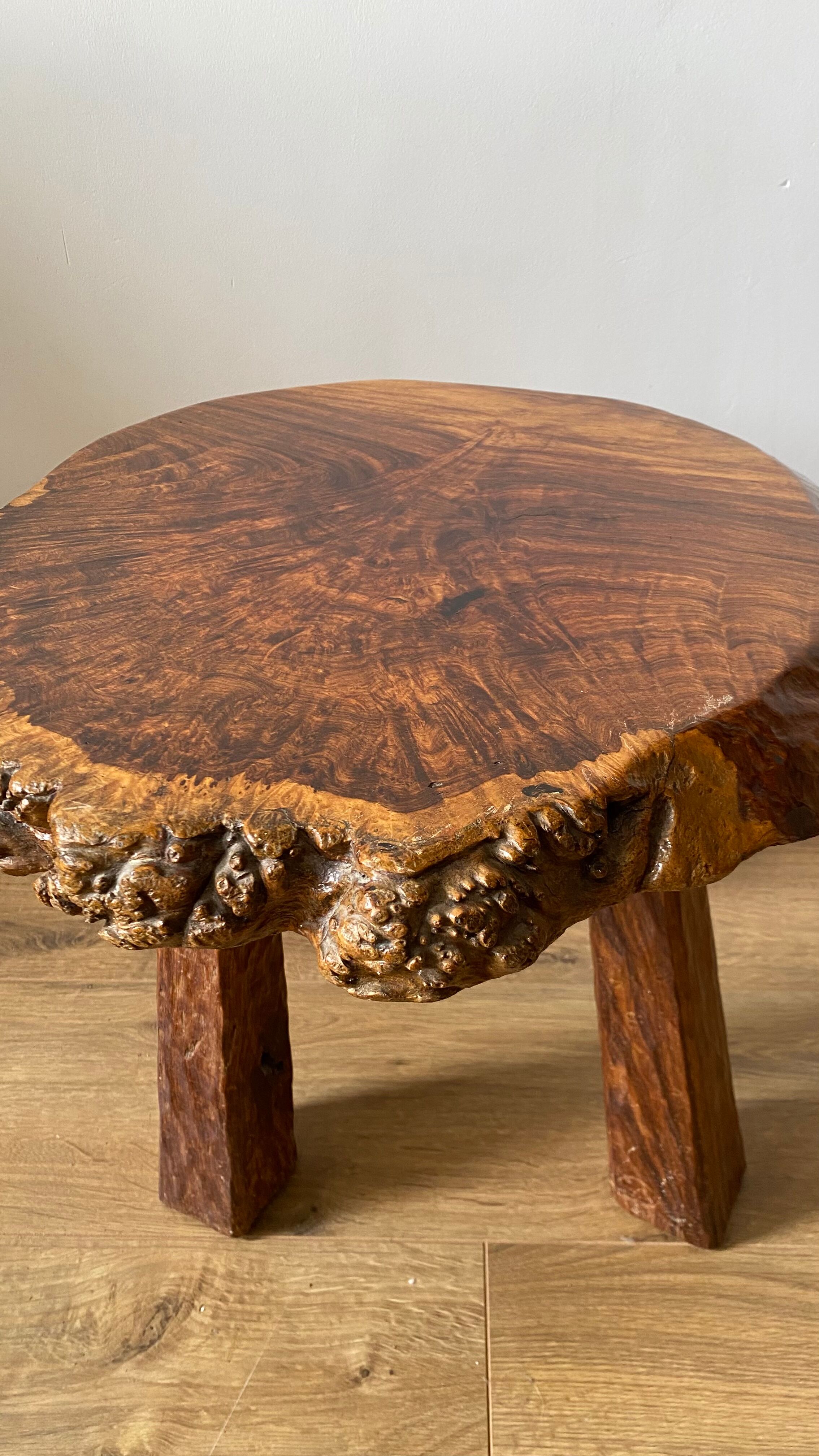Table basse brutaliste bois massif