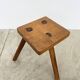 Tabouret brutaliste tripode bois massif claveté