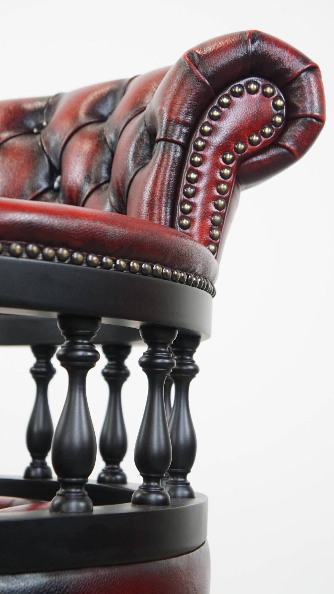 Chaise de bureau Chesterfield en cuir de vachette rouge/noir et bois