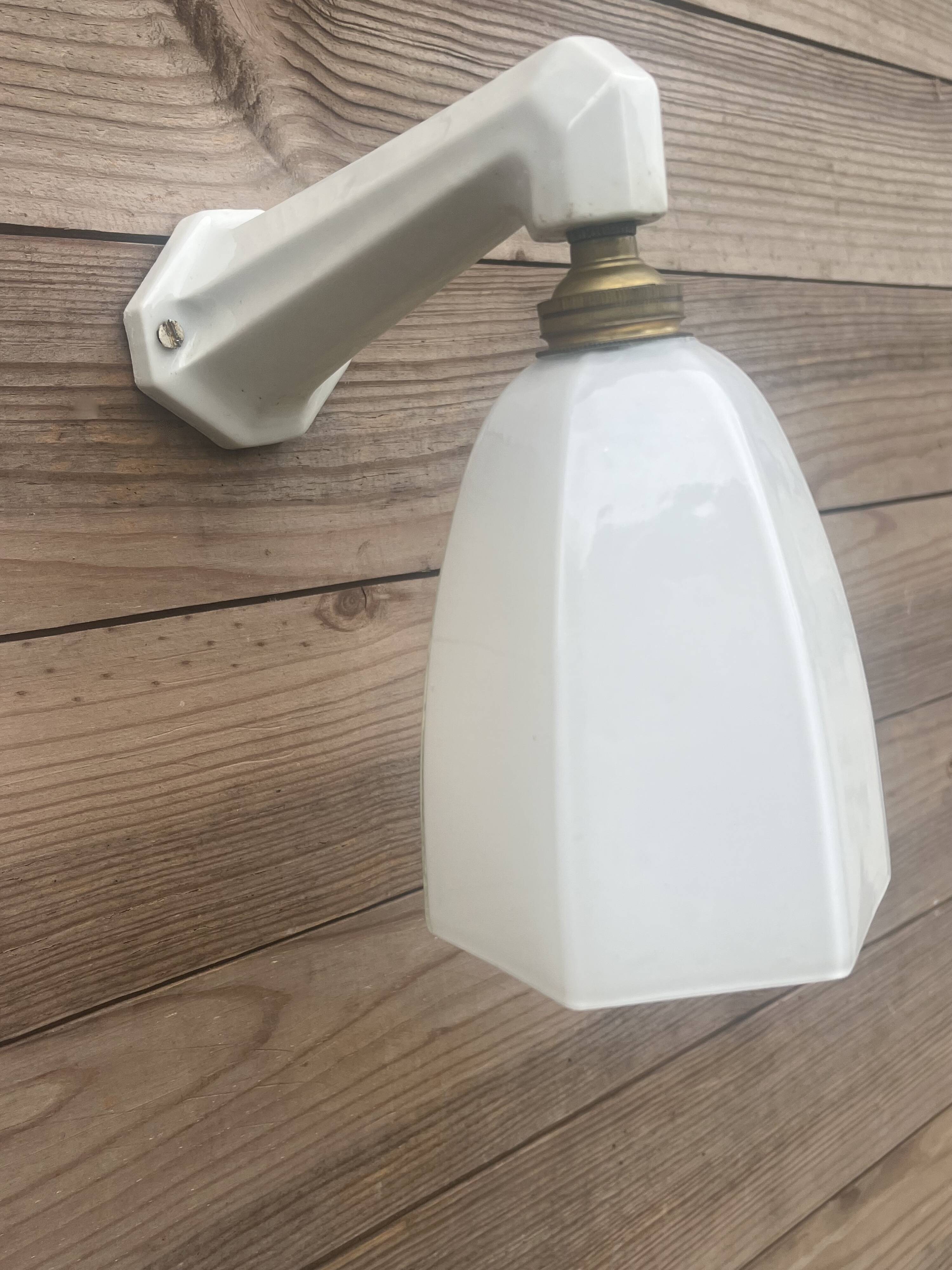 Art Deco wall light in ceramic and opaline.