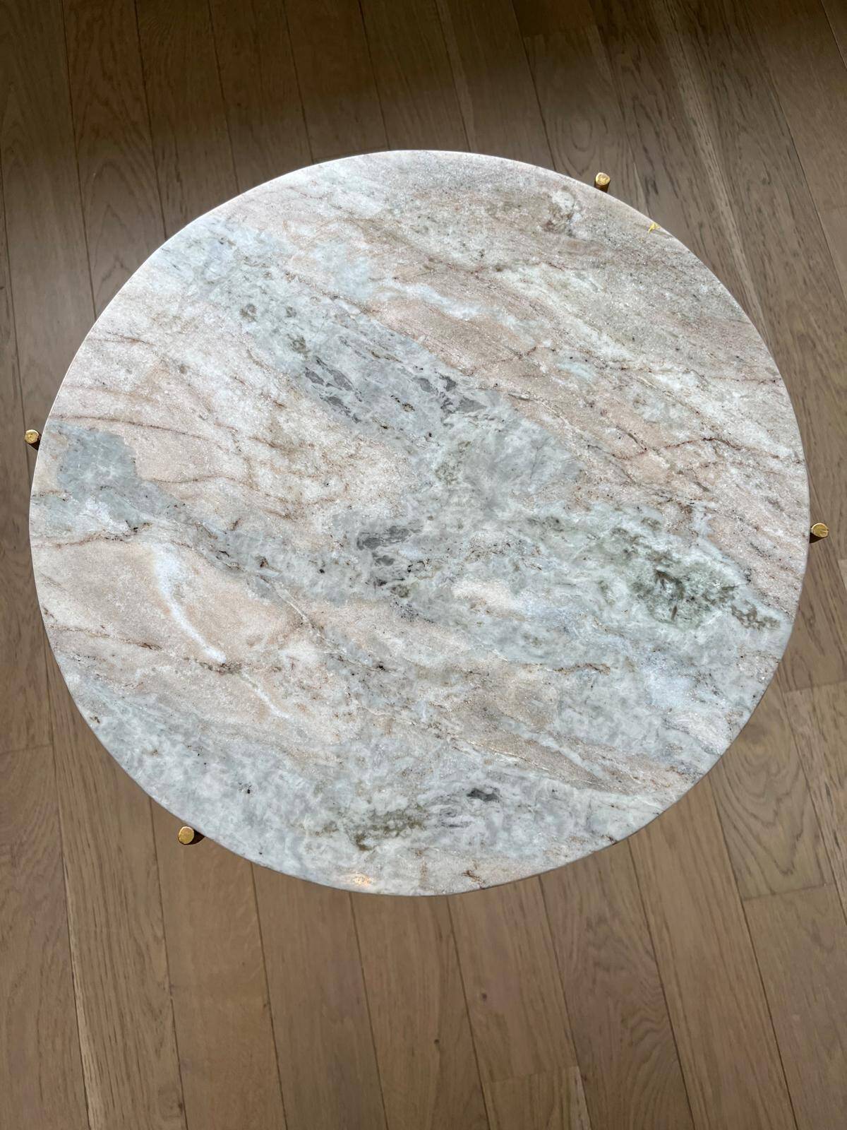 Round marble side table – Golden base – Elegant design