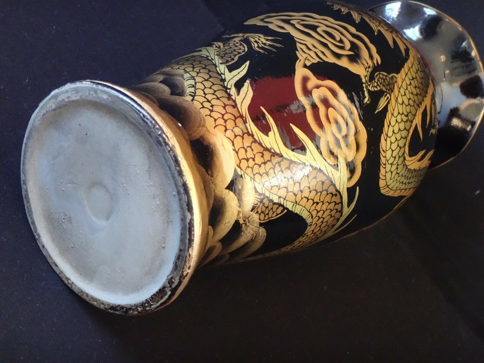 Vase Chinois peint métal dragon pourchassant la perle sacrée laqué Vietnam 34cm