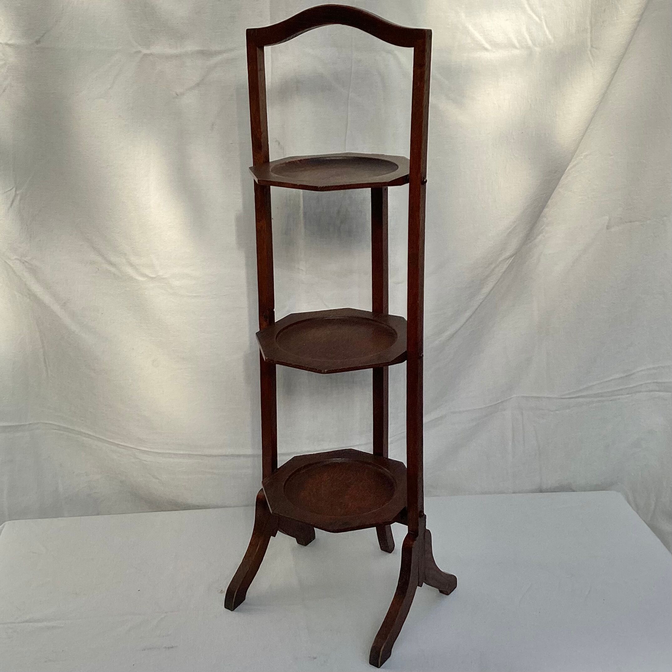 Vintage wooden shelf point table