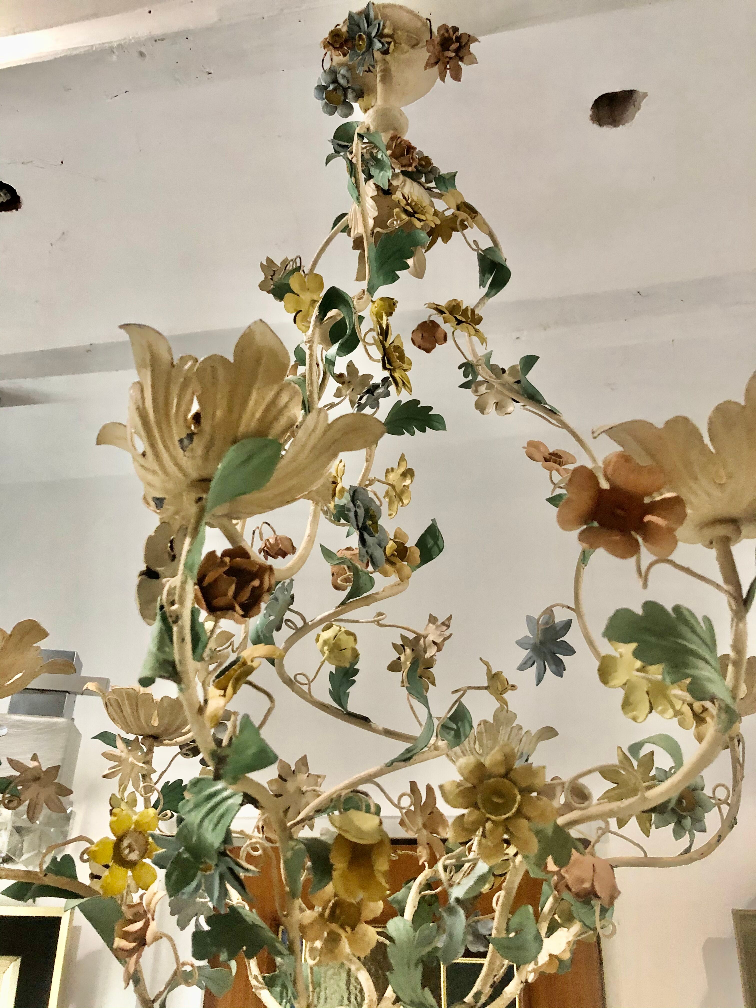 Lustre florale en métal peint
